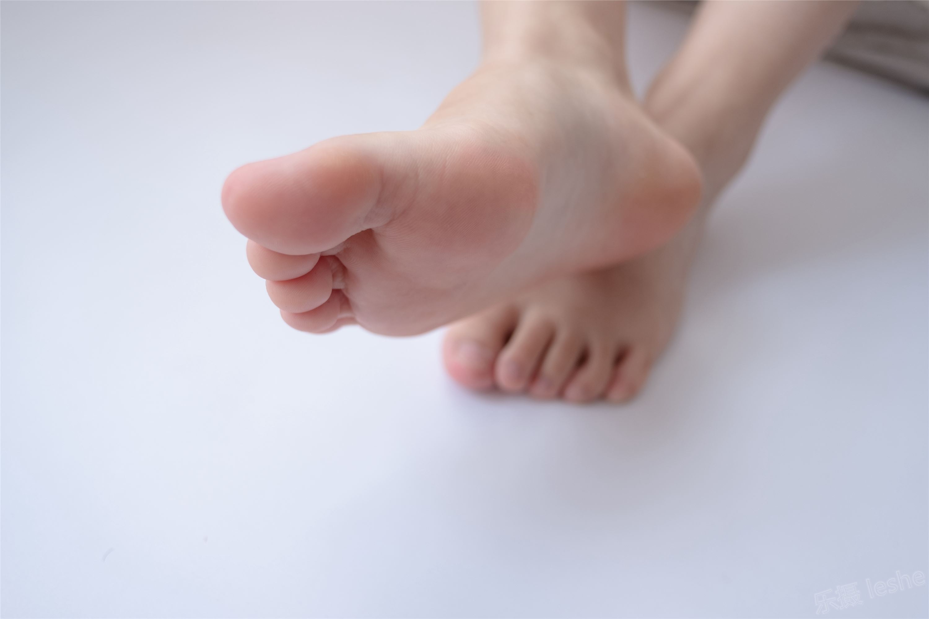 [森萝财团]萝莉丝足写真 ALPHA-013 白丝女孩玩美足