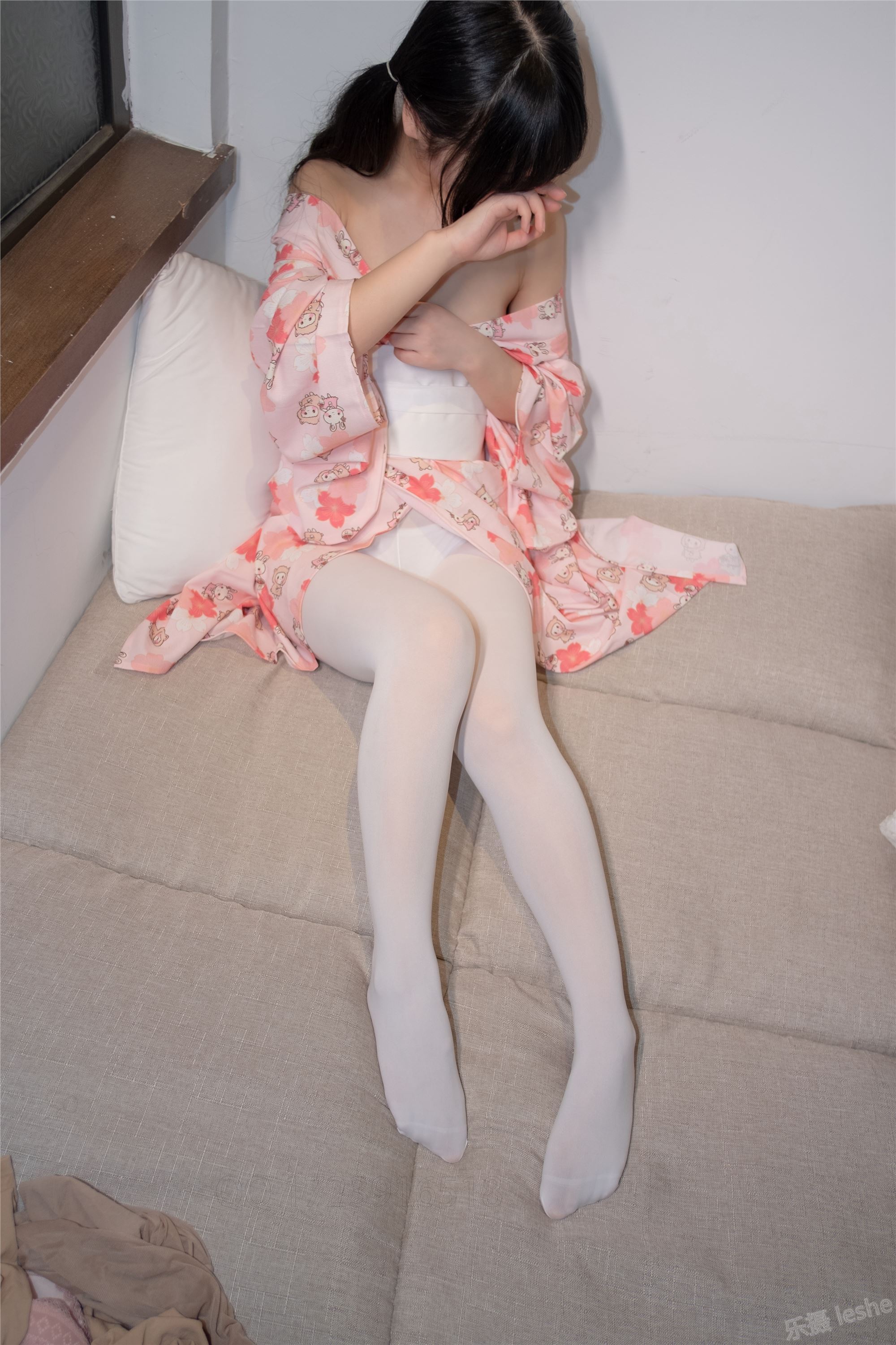 [森萝财团]萝莉丝足写真 ALPHA-014 花姑娘白丝诱惑