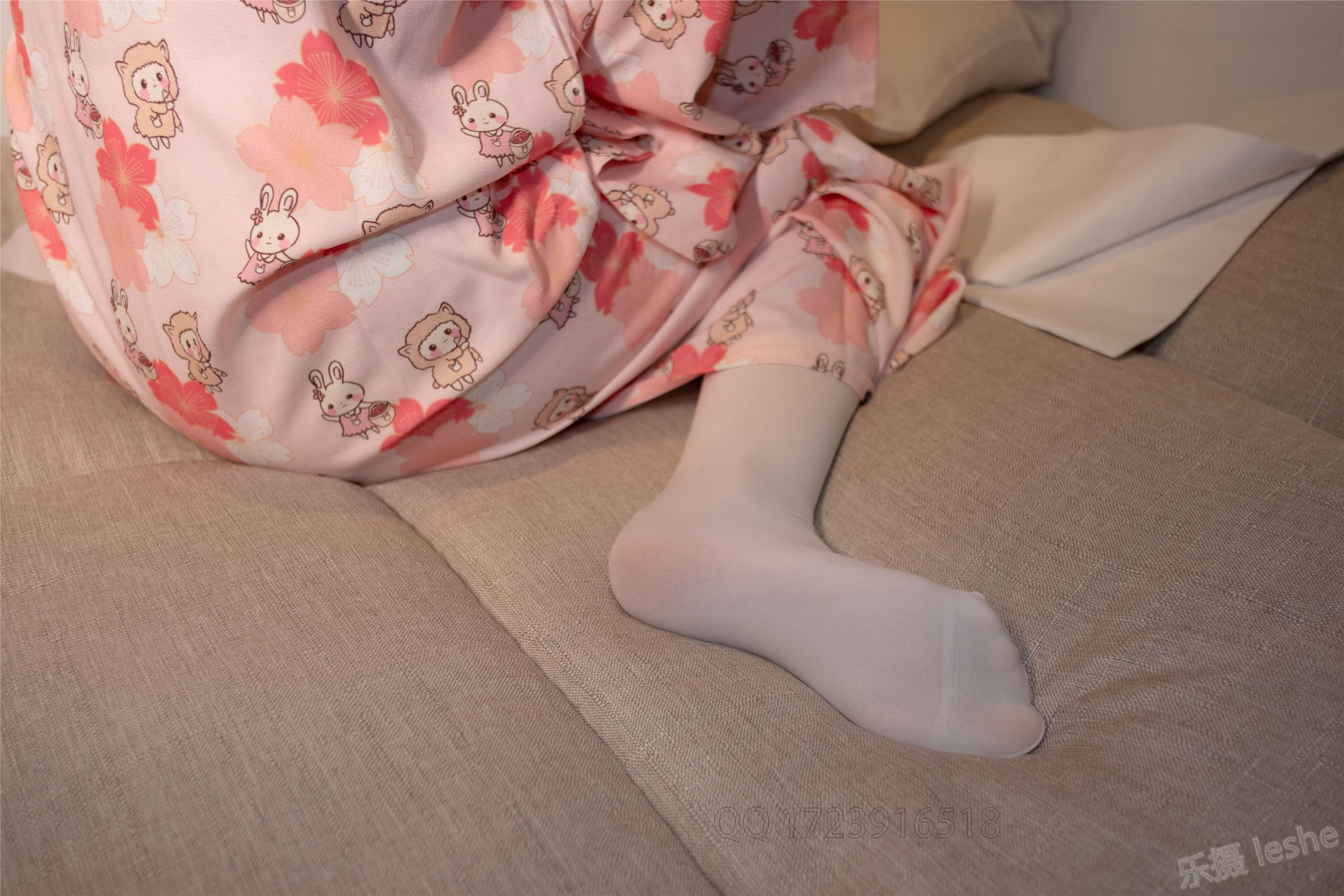 [森萝财团]萝莉丝足写真 ALPHA-014 花姑娘白丝诱惑