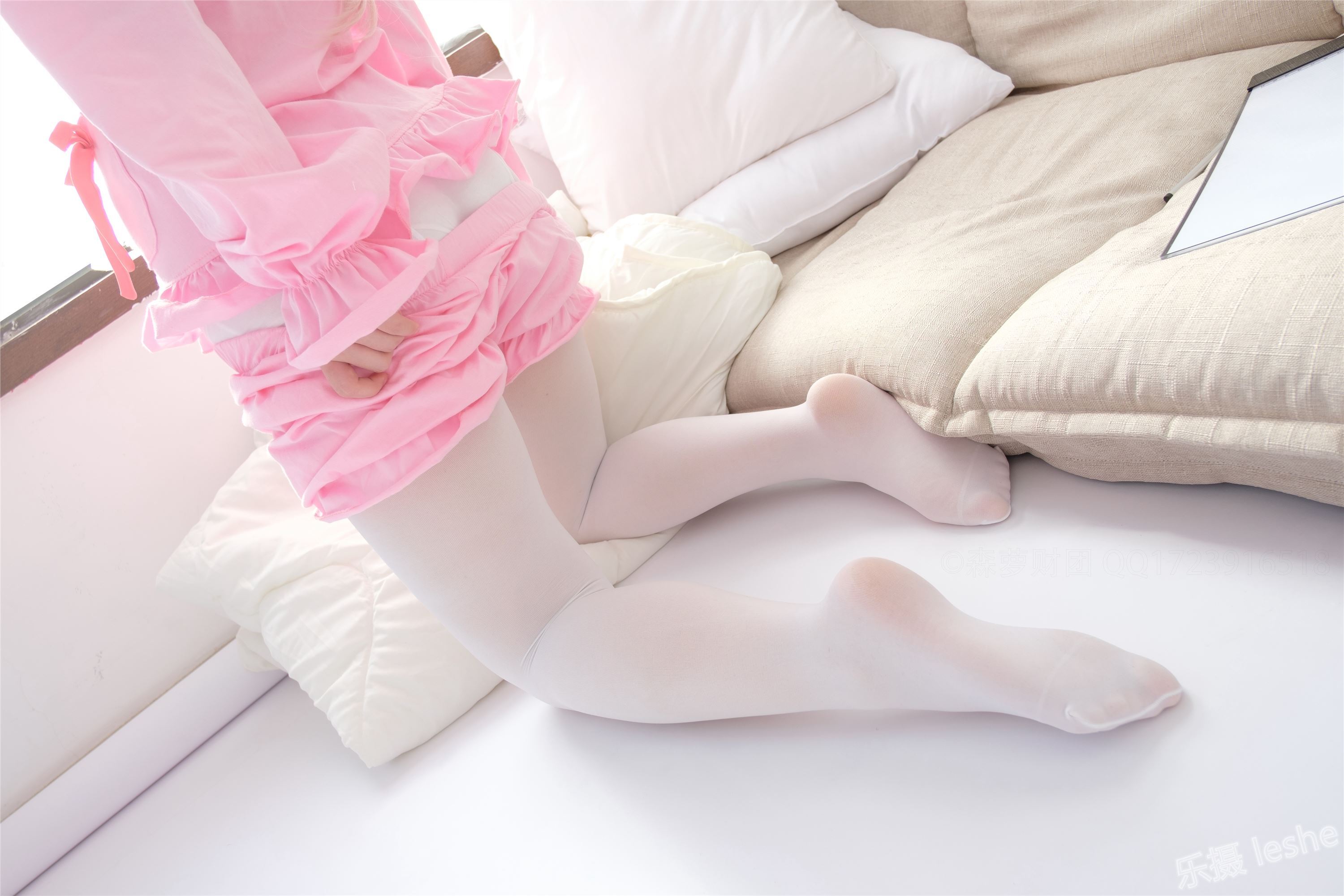 [森萝财团]萝莉丝足写真 ALPHA-015 白发魔女传