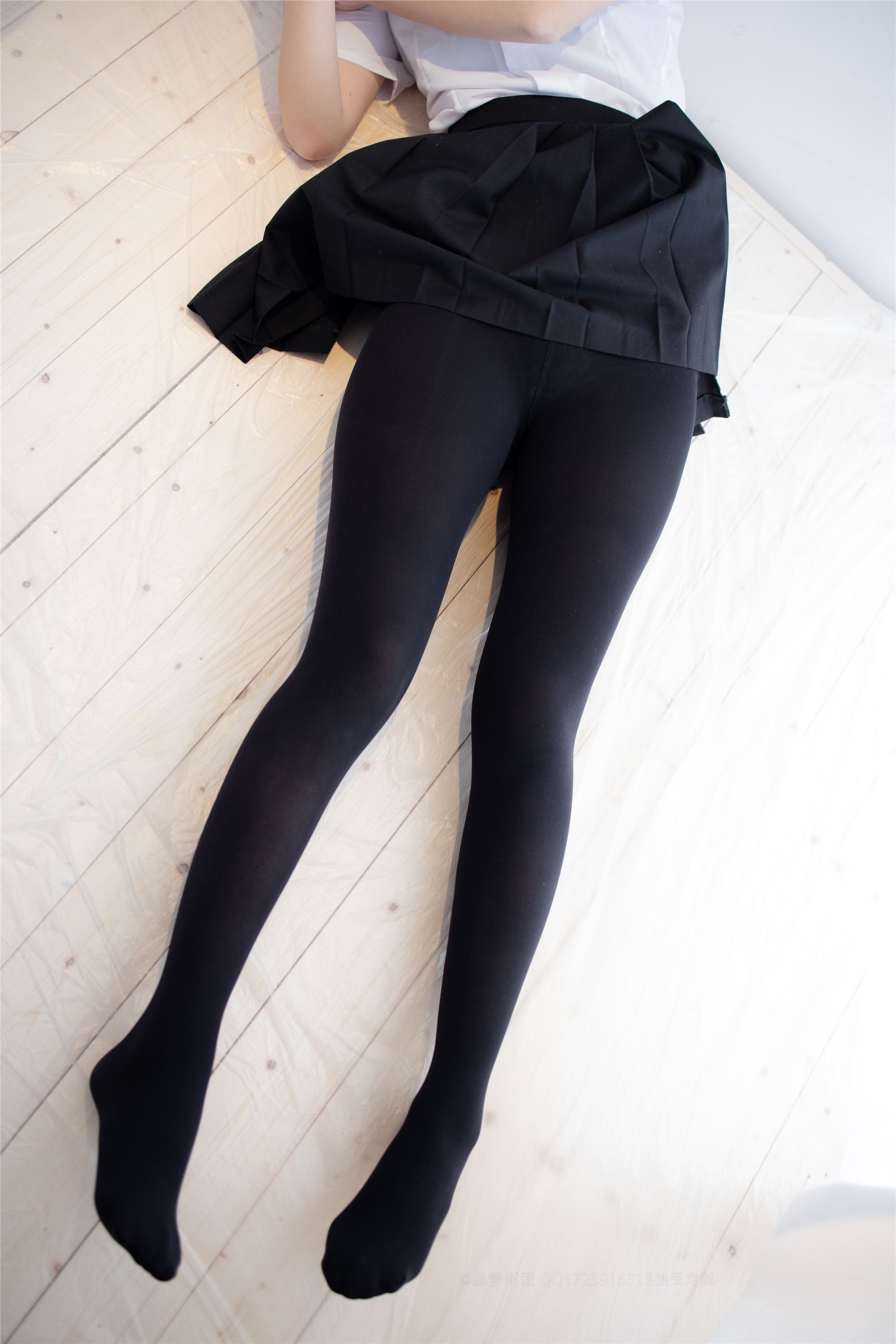 [森萝财团]萝莉丝足写真ALPHA-021