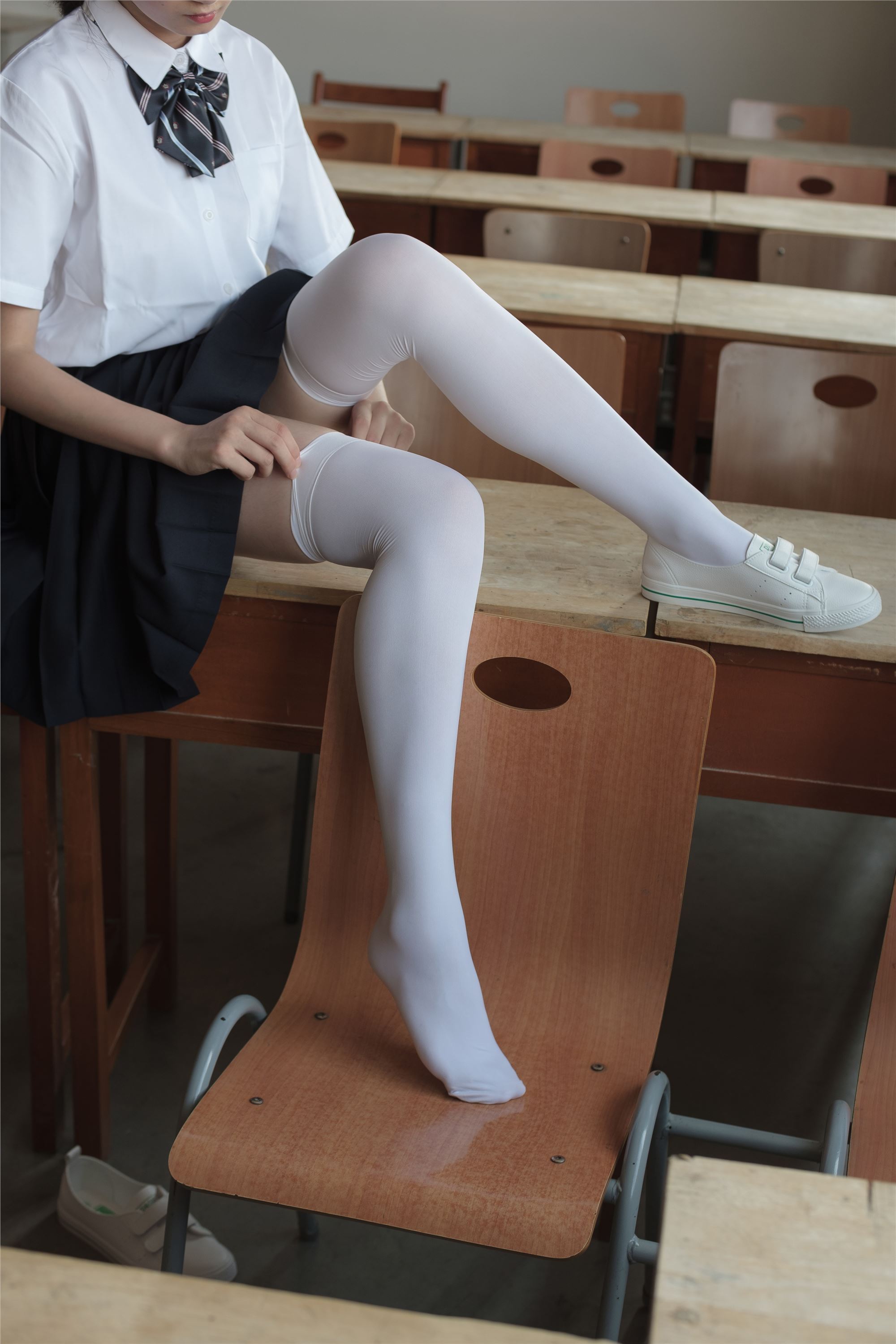 [森萝财团]萝莉丝足写真 BETA-022