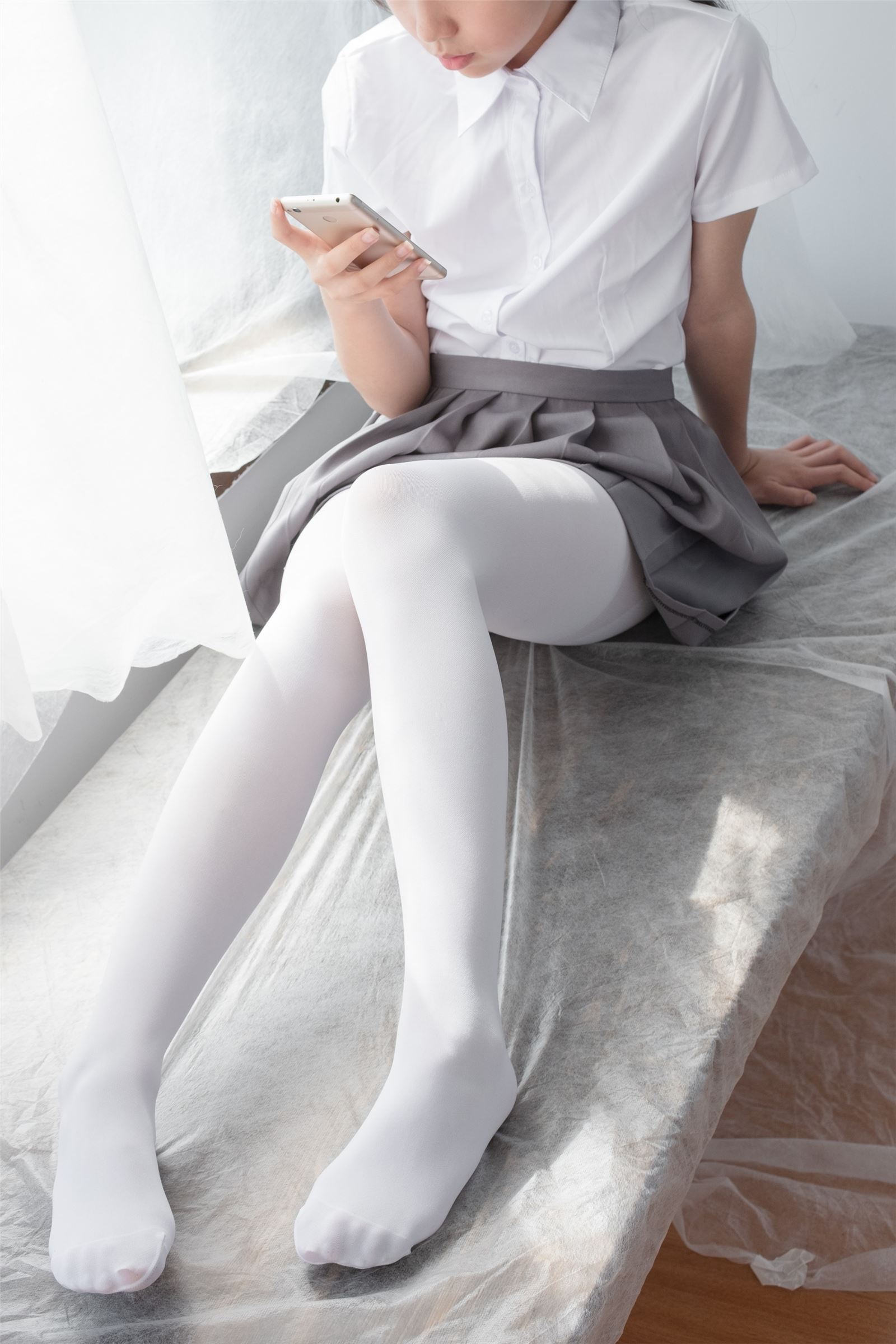 森萝财团写真 - [BETA-029] 玩手机的白丝少女