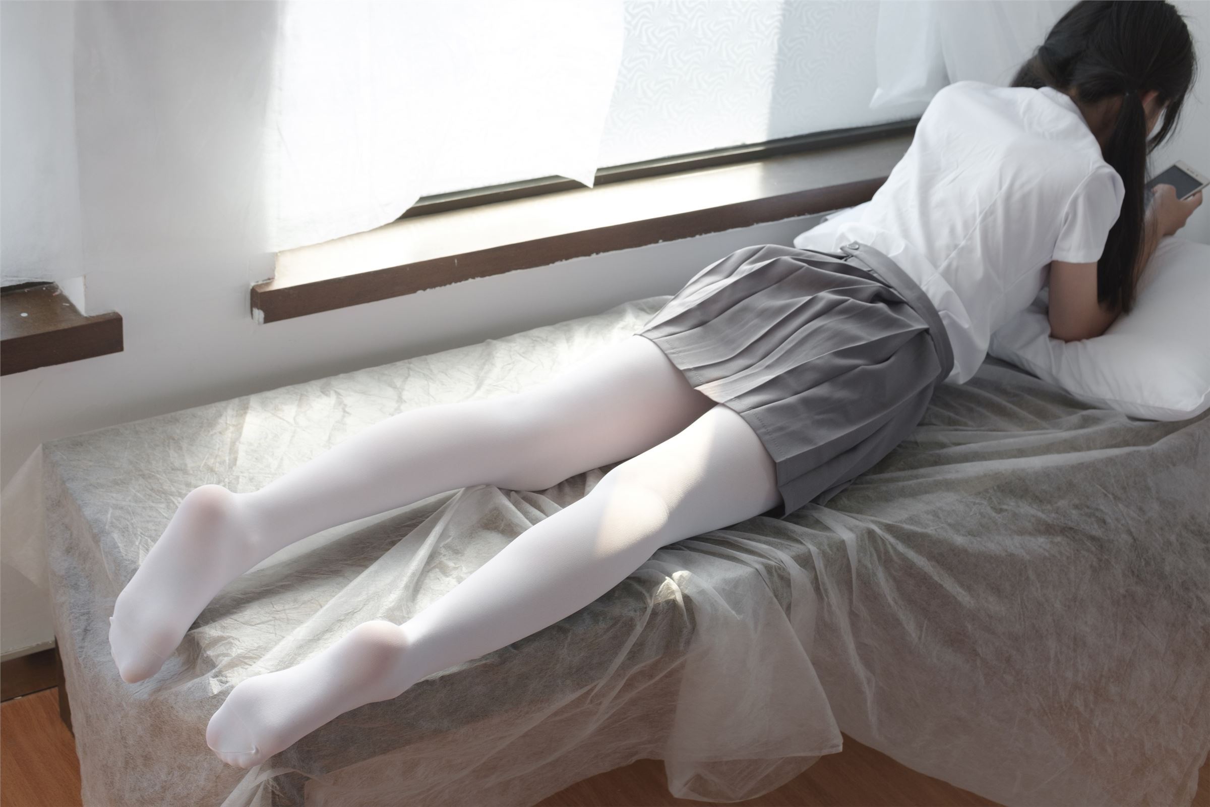 森萝财团写真 - [BETA-029] 玩手机的白丝少女