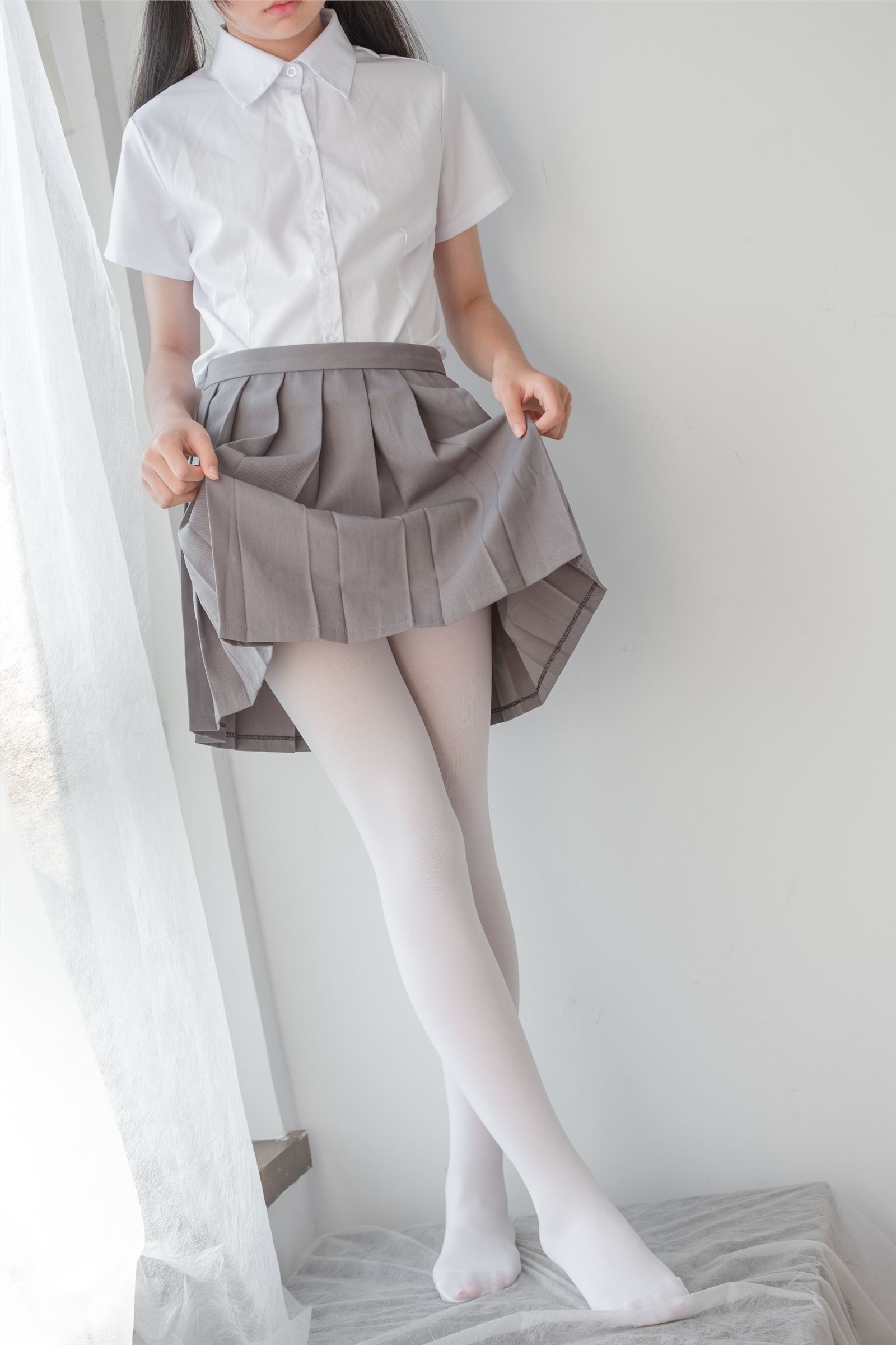 森萝财团写真 - [BETA-029] 玩手机的白丝少女