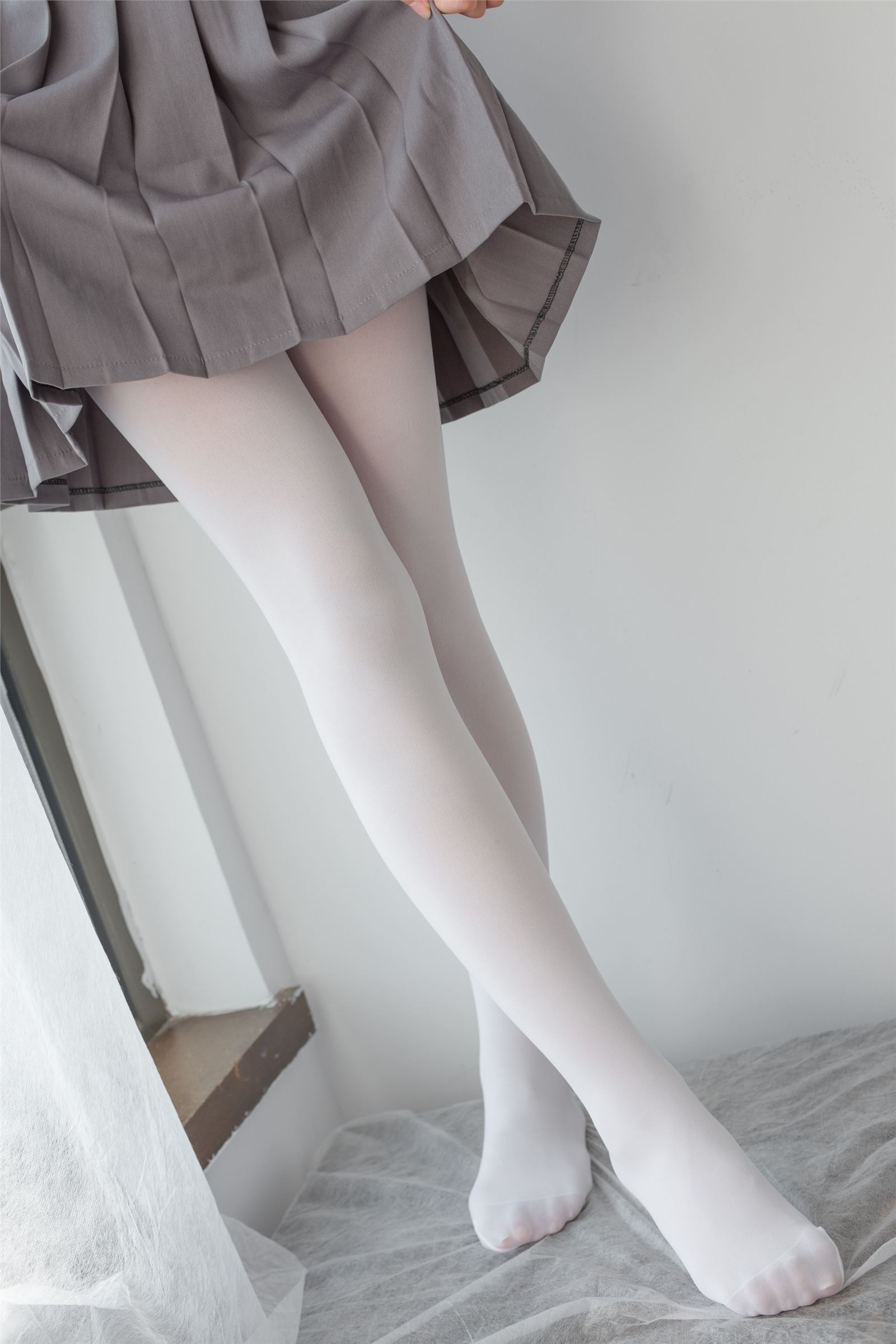 森萝财团写真 - [BETA-029] 玩手机的白丝少女