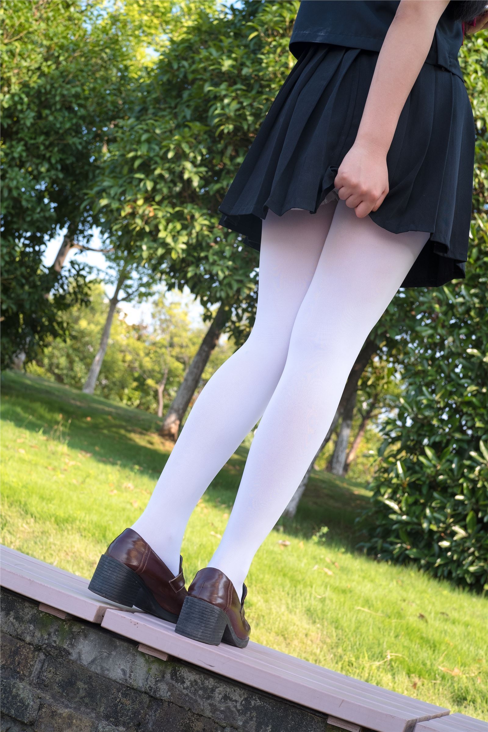 森萝财团写真 – FREE-003