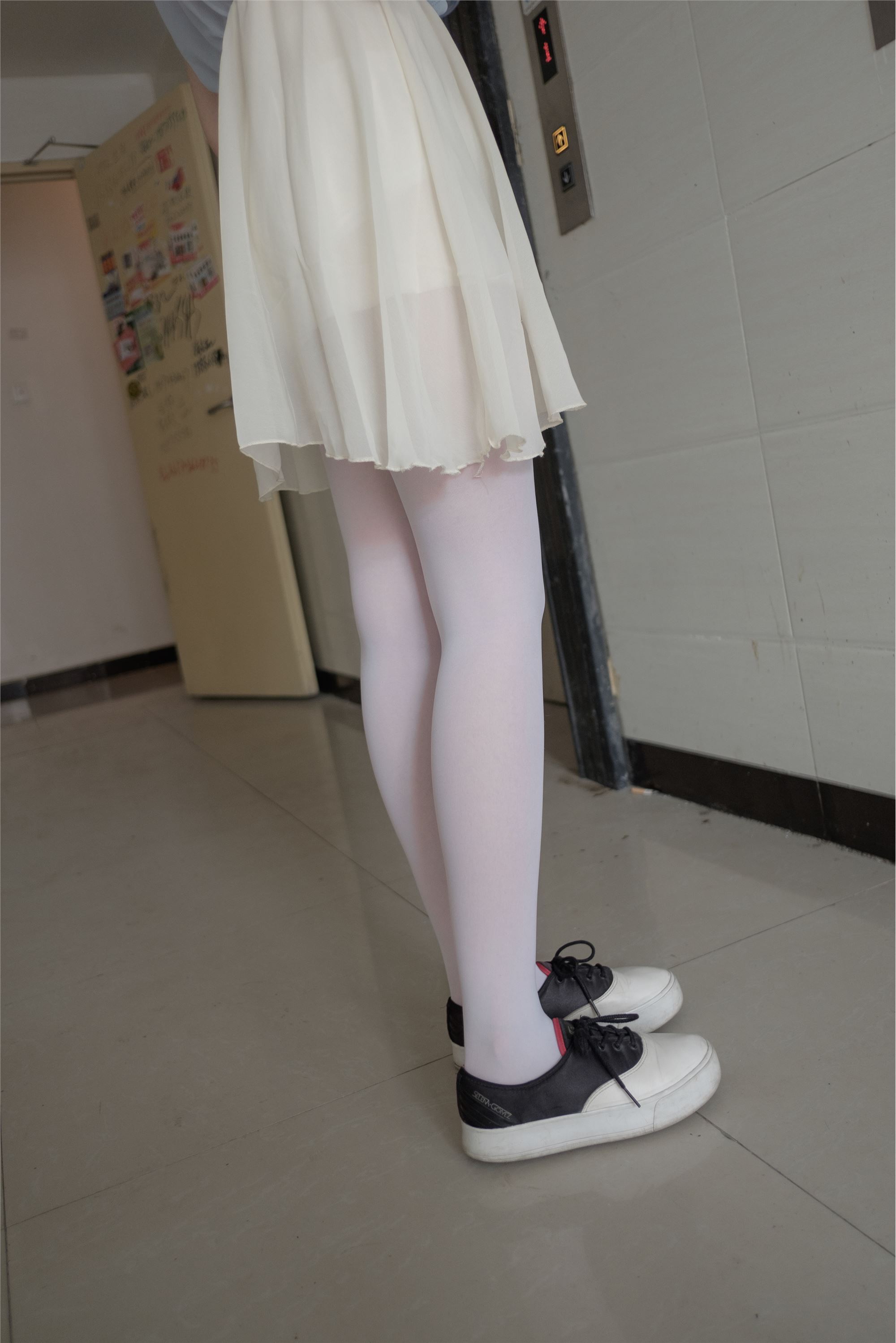 [森萝财团]萝莉丝足写真 R15-007