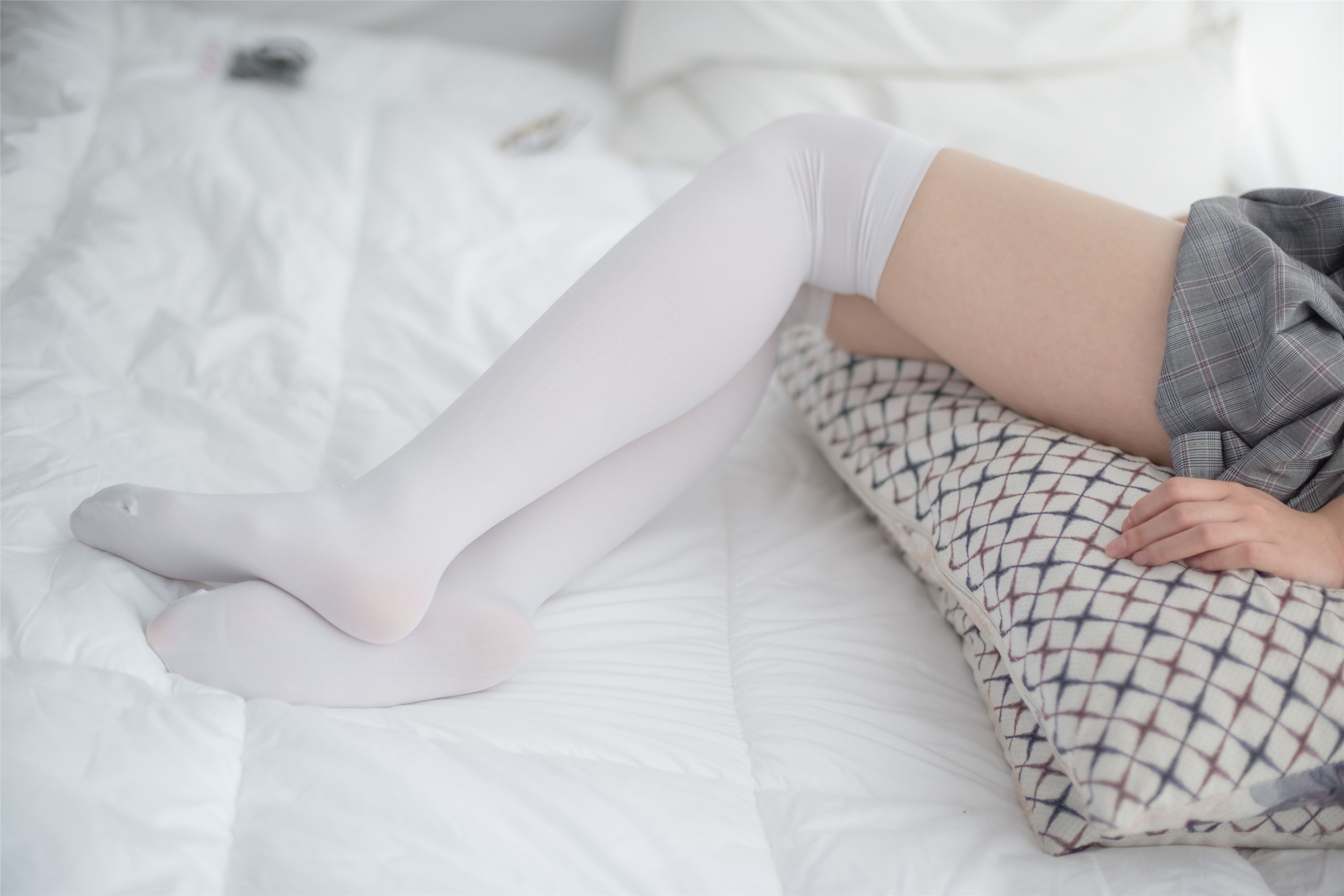 [森萝财团]萝莉丝足写真 R15-009