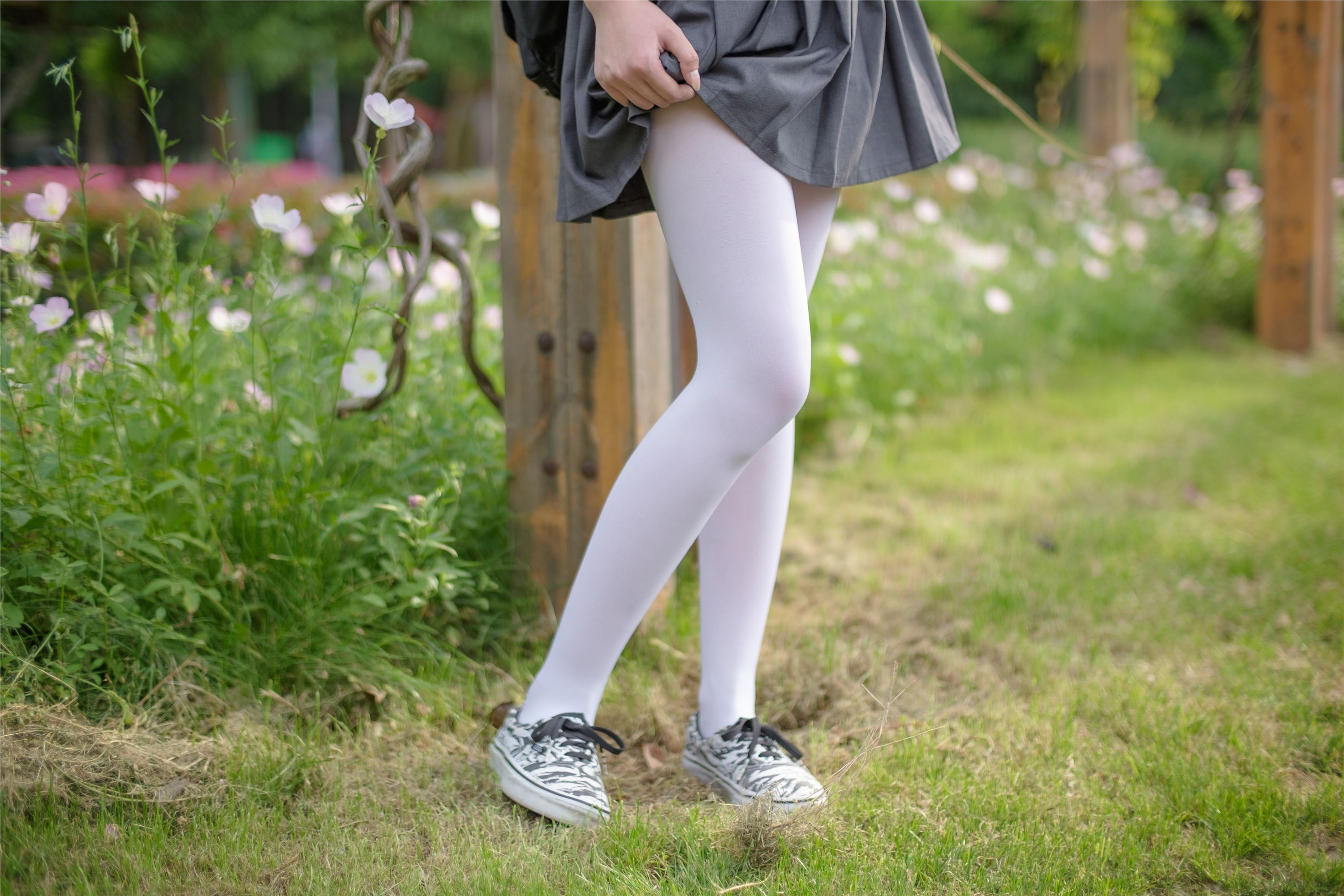 [森萝财团]萝莉丝足写真 R15-014