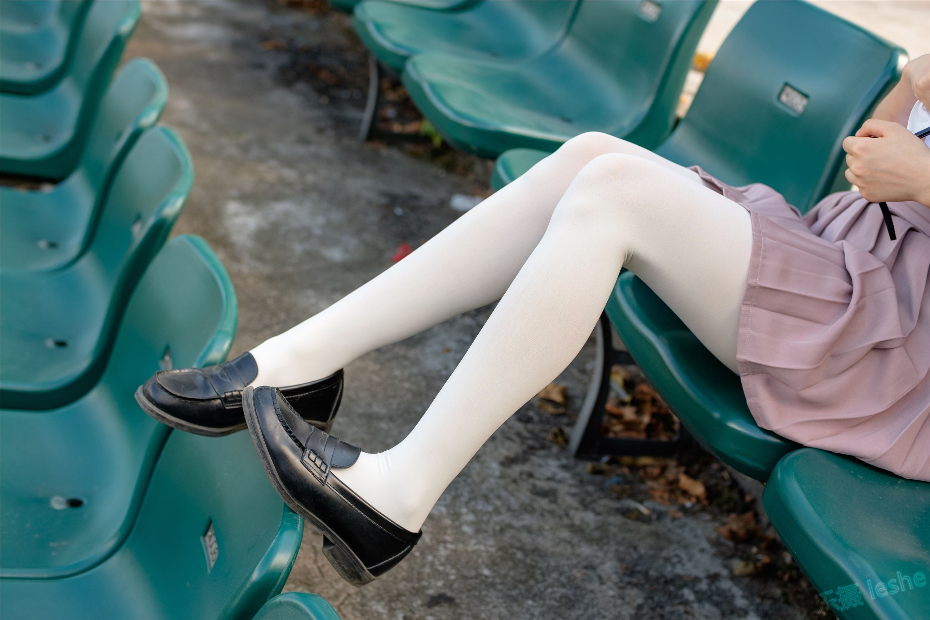 [森萝财团]萝莉丝足写真 R15-030 操场上的白丝