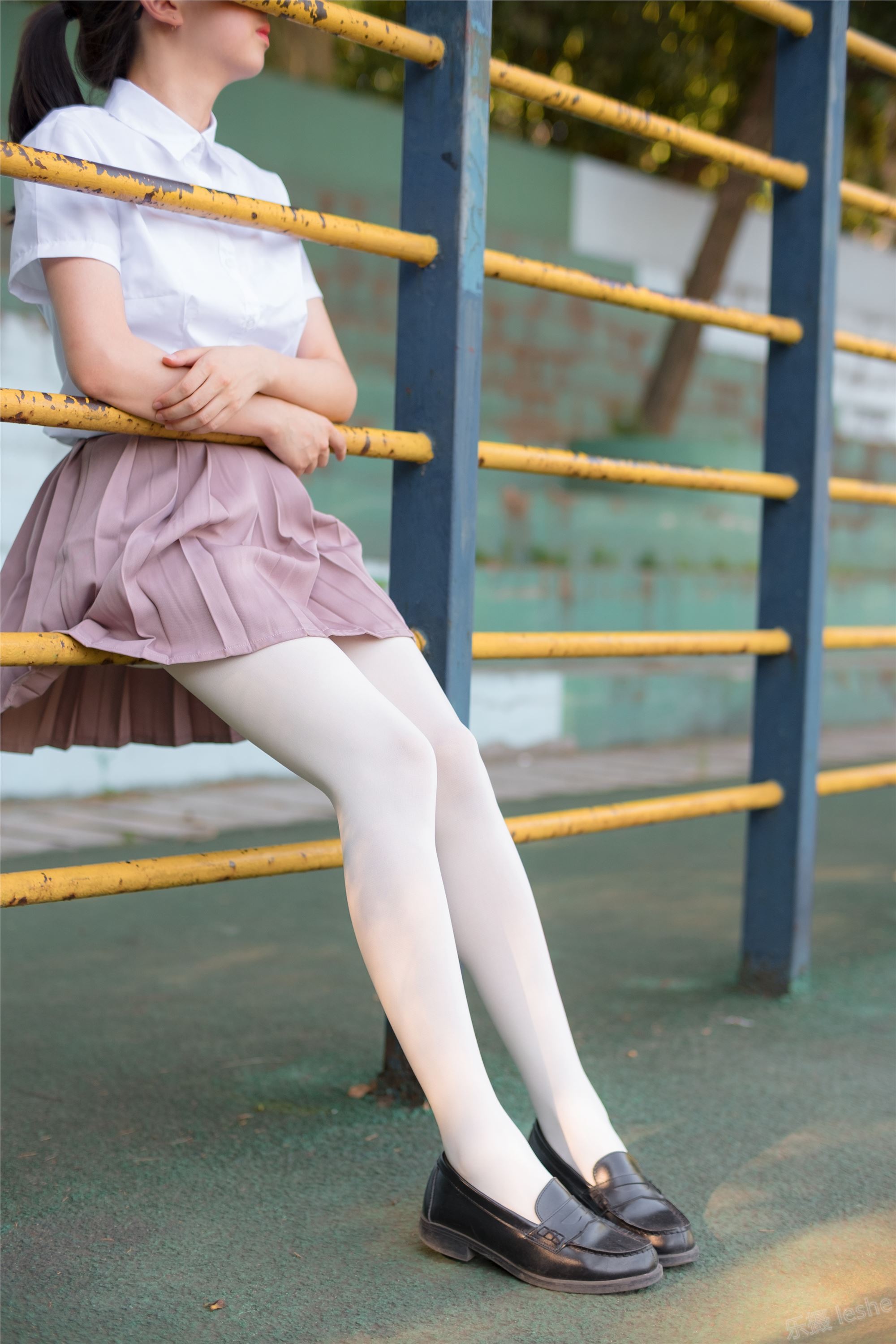 [森萝财团]萝莉丝足写真 R15-030 操场上的白丝