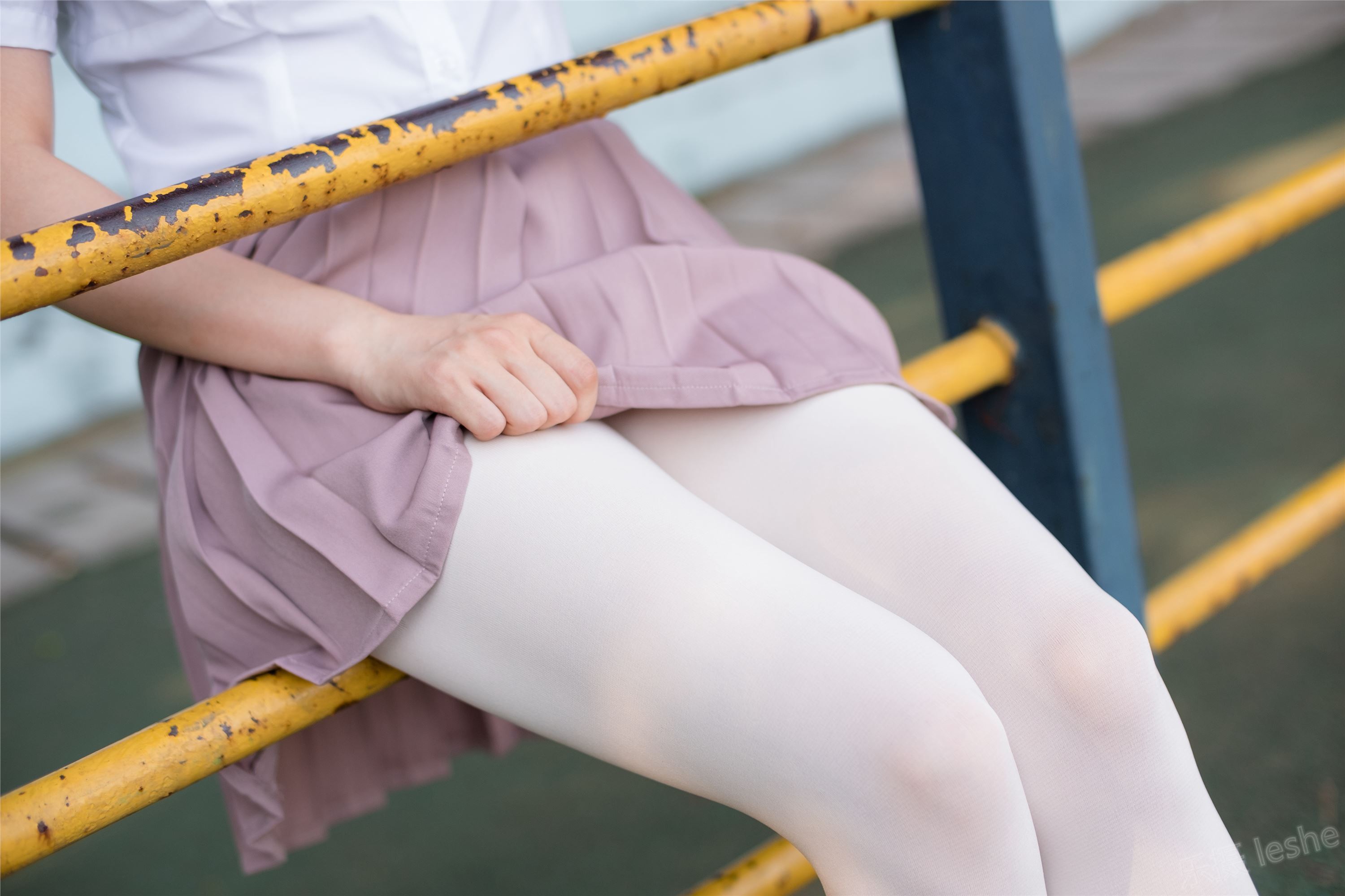 [森萝财团]萝莉丝足写真 R15-030 操场上的白丝