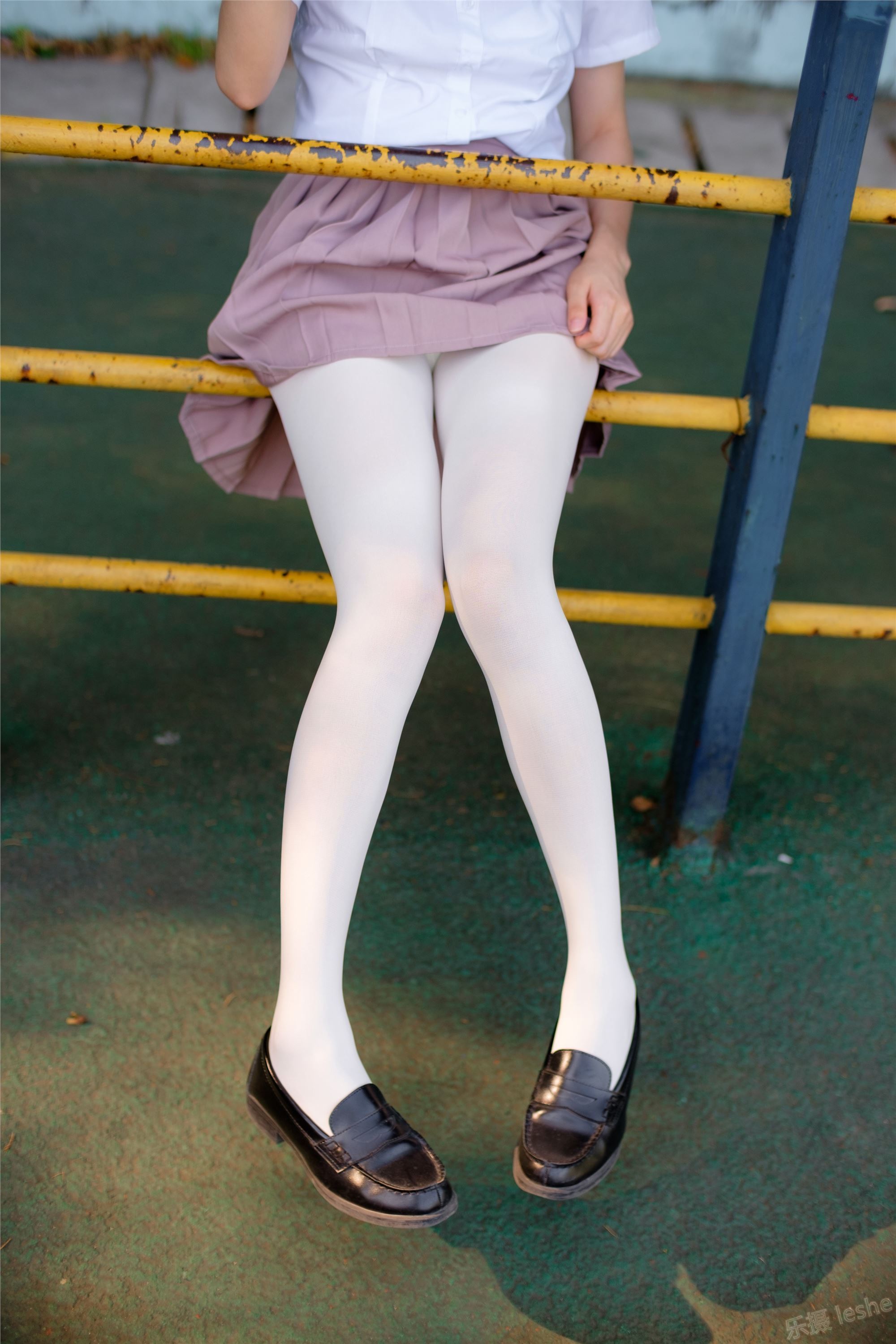 [森萝财团]萝莉丝足写真 R15-030 操场上的白丝