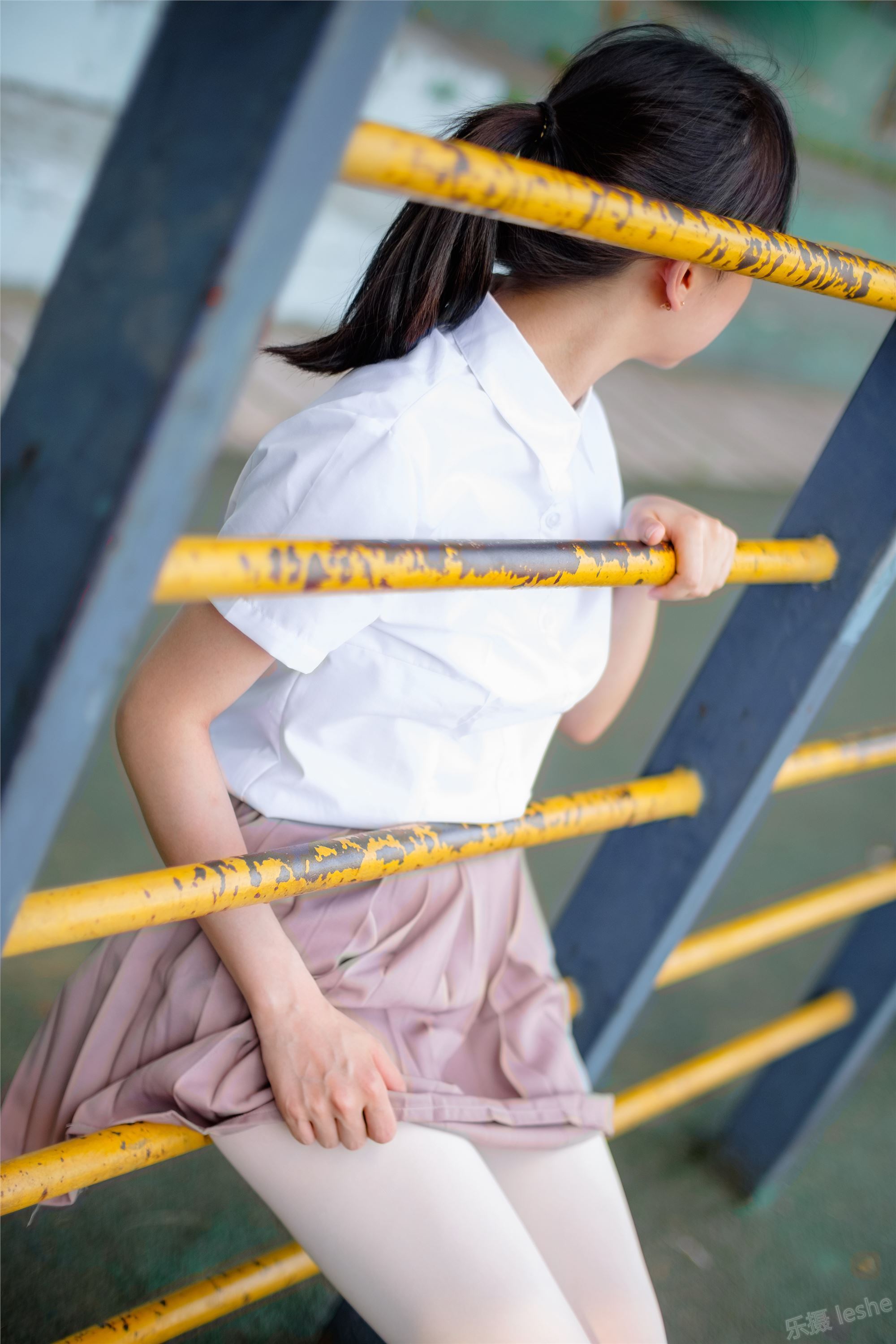 [森萝财团]萝莉丝足写真 R15-030 操场上的白丝