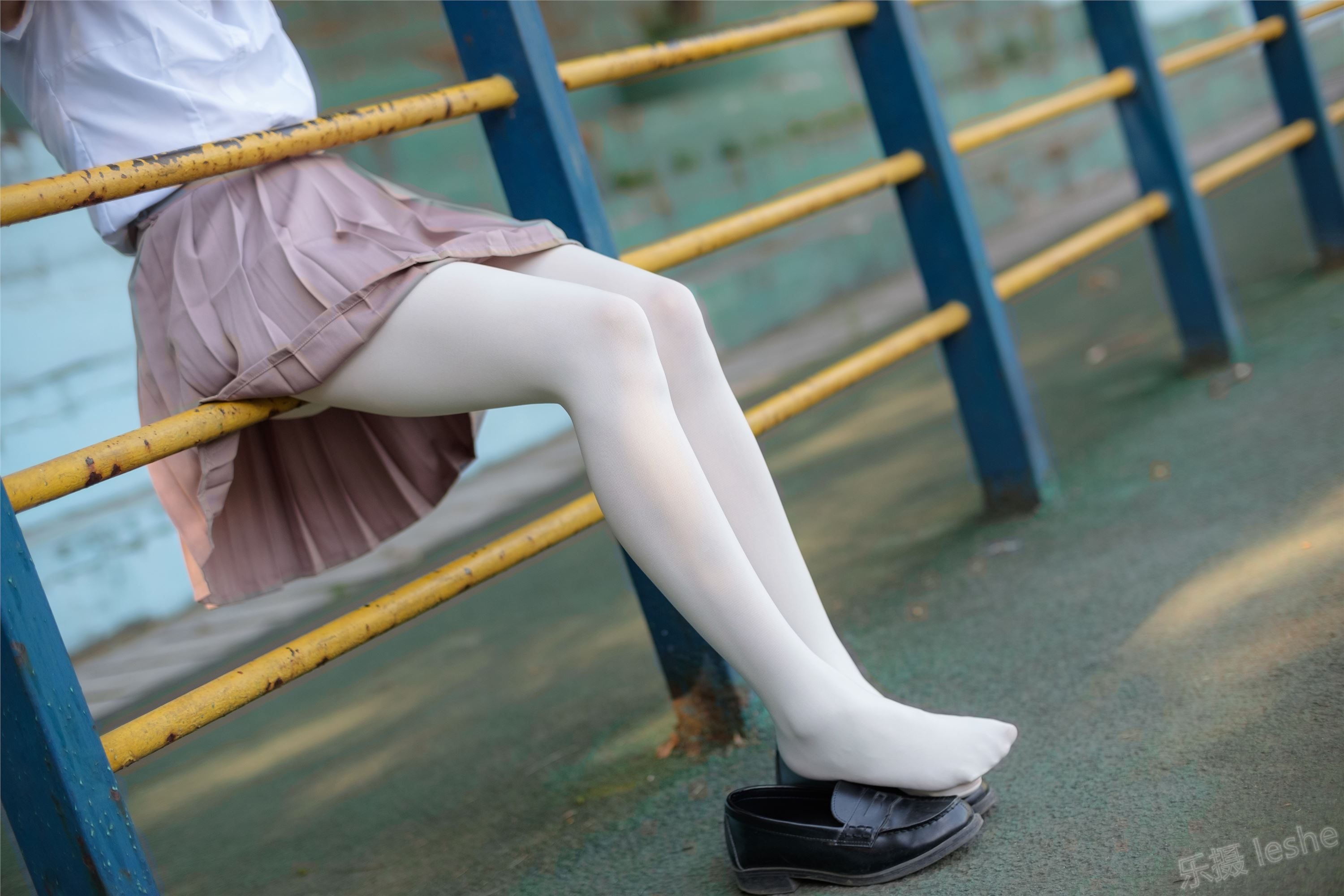 [森萝财团]萝莉丝足写真 R15-030 操场上的白丝