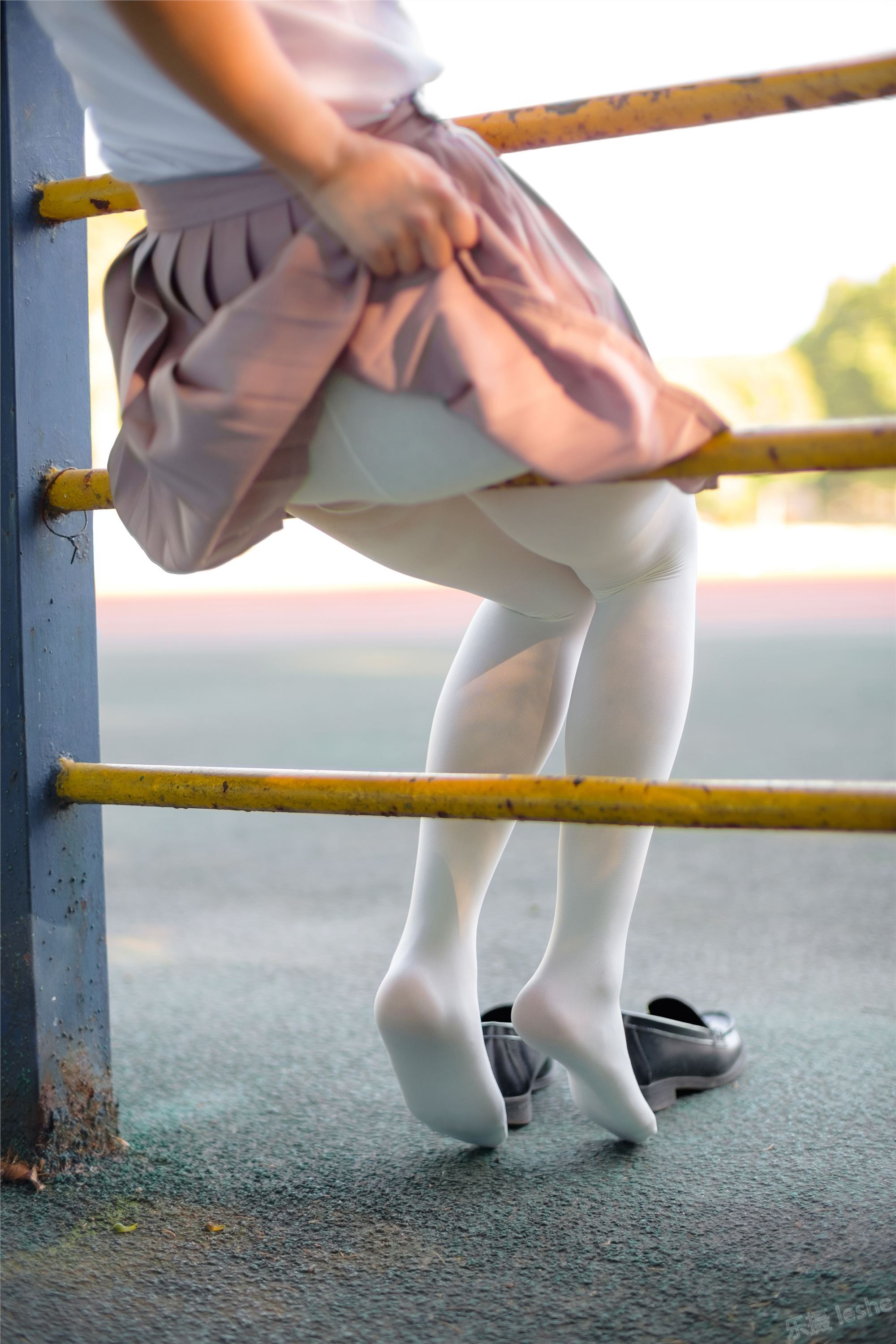 [森萝财团]萝莉丝足写真 R15-030 操场上的白丝