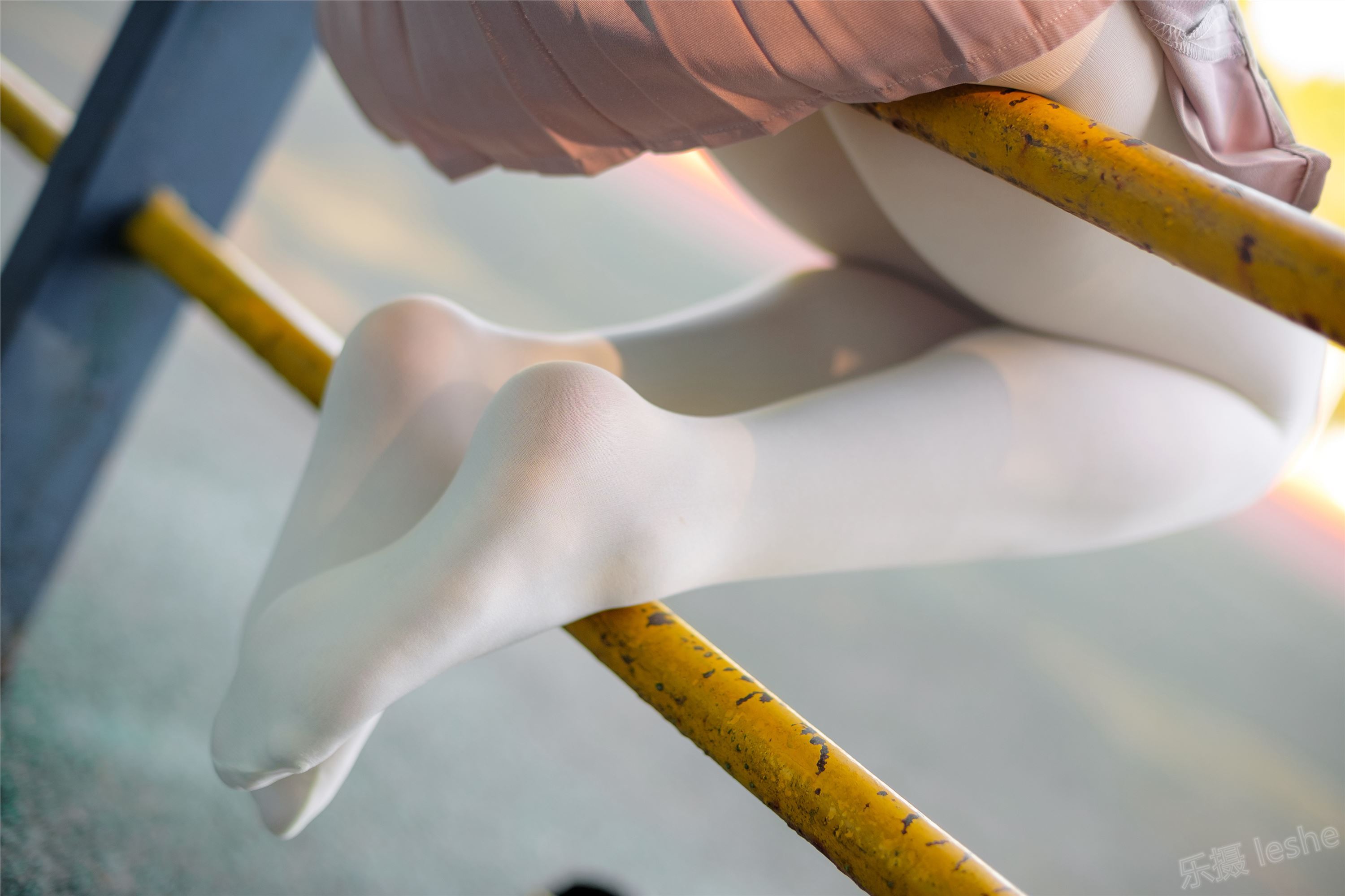 [森萝财团]萝莉丝足写真 R15-030 操场上的白丝