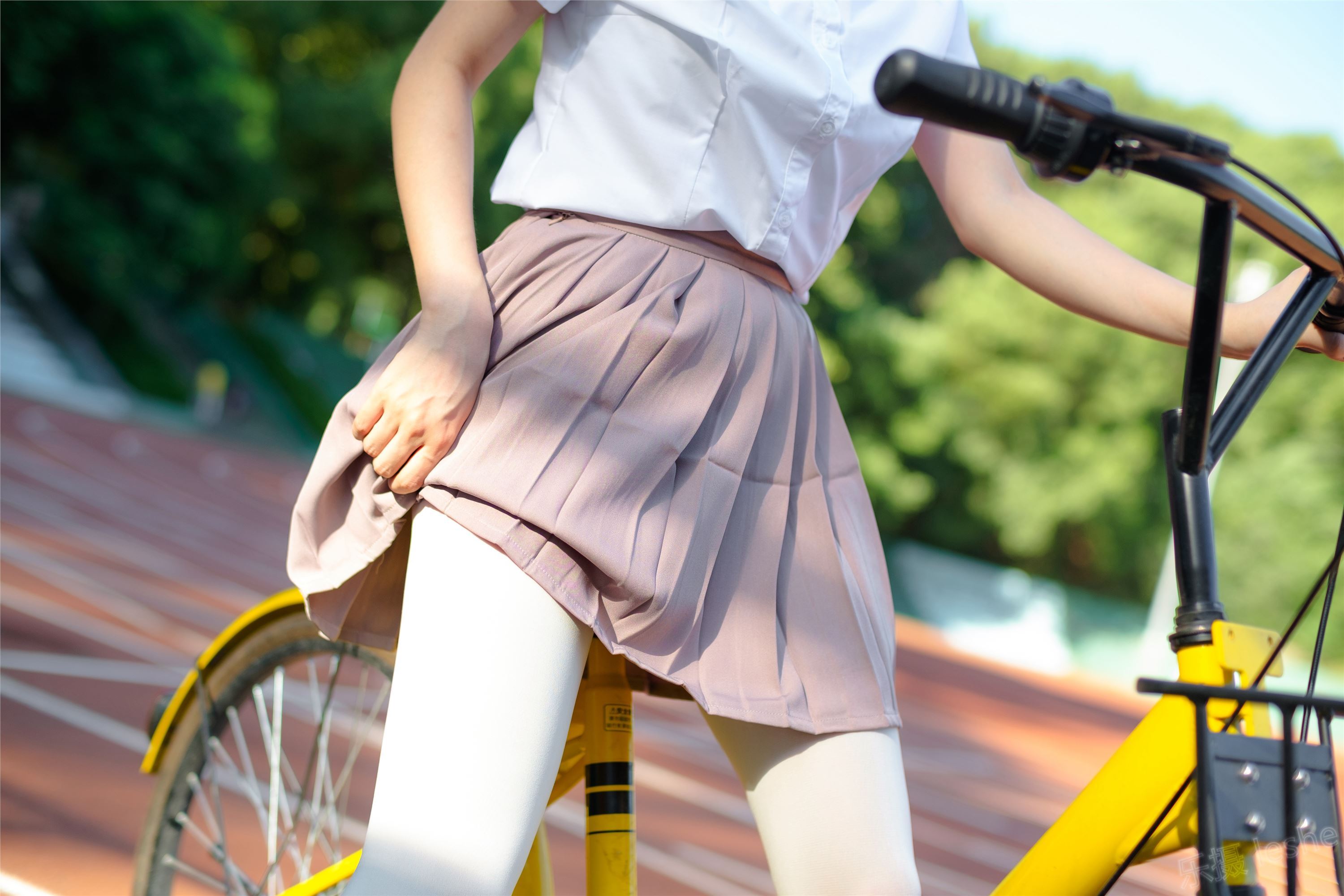 [森萝财团]萝莉丝足写真 R15-030 操场上的白丝