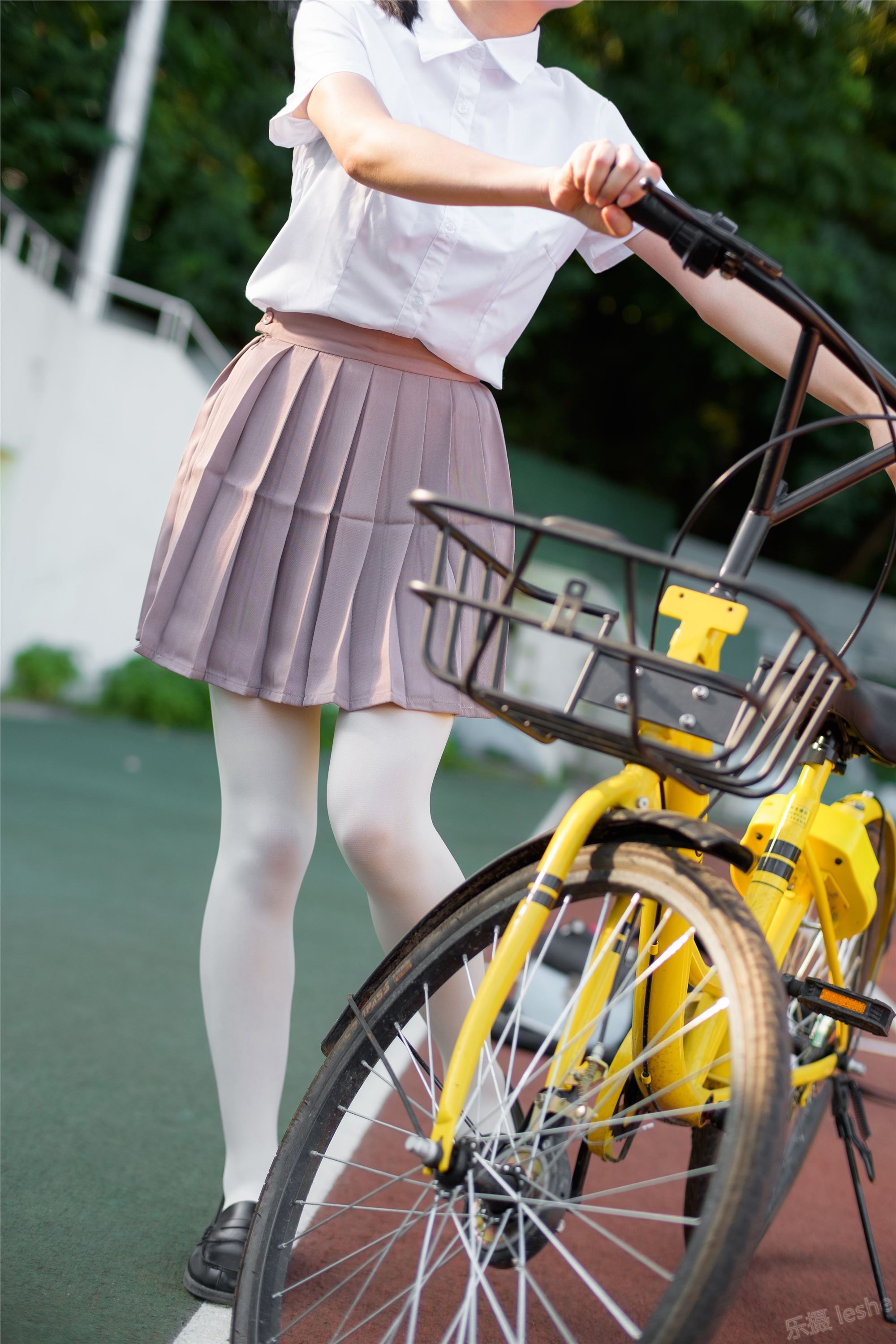 [森萝财团]萝莉丝足写真 R15-030 操场上的白丝