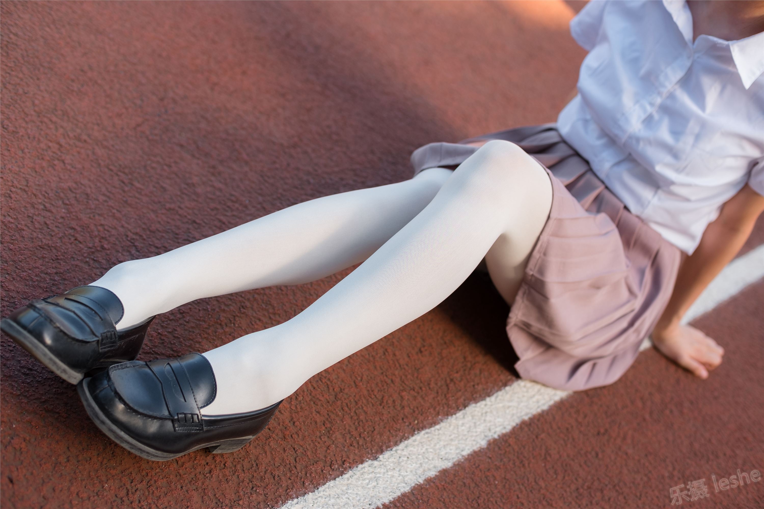 [森萝财团]萝莉丝足写真 R15-030 操场上的白丝