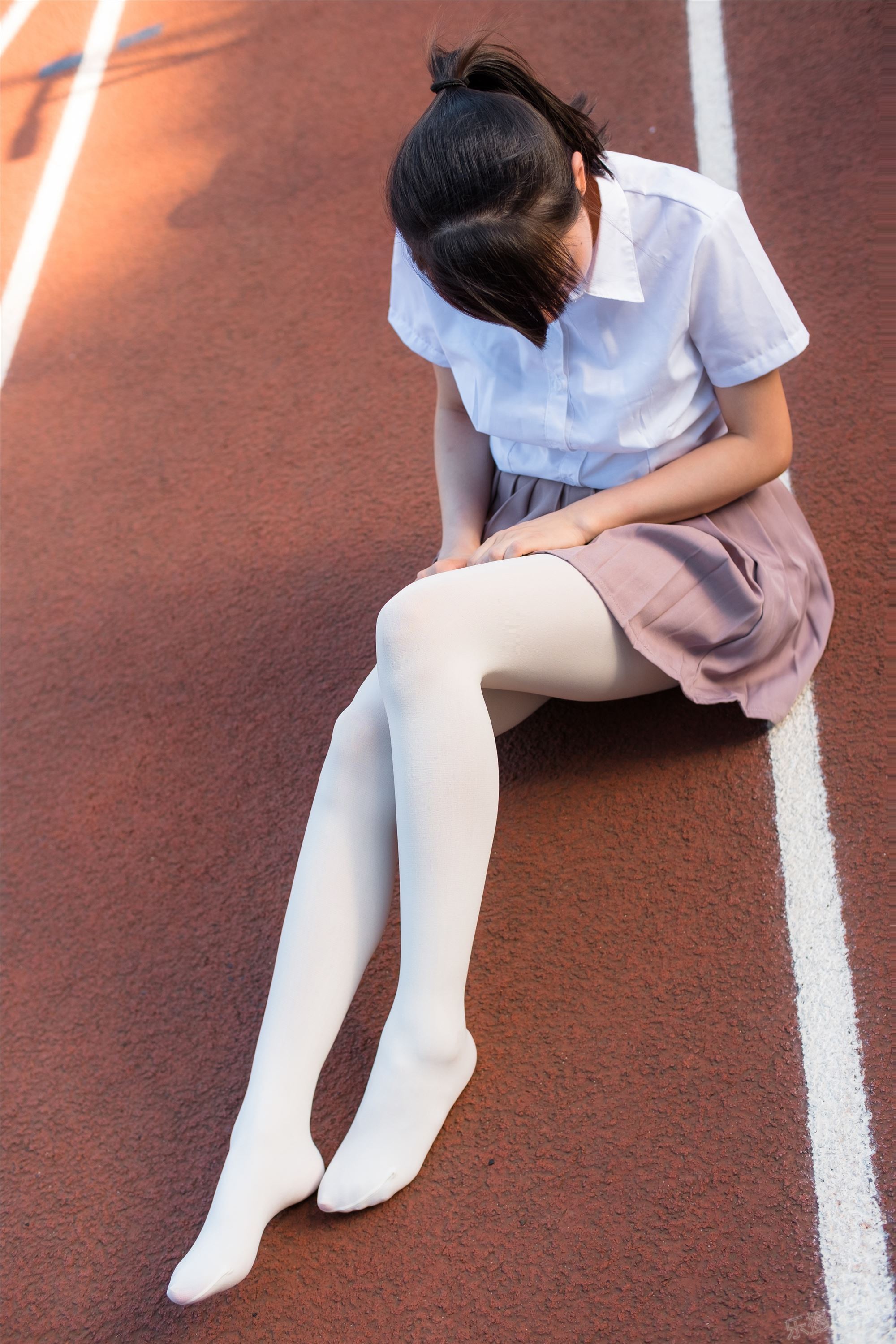 [森萝财团]萝莉丝足写真 R15-030 操场上的白丝