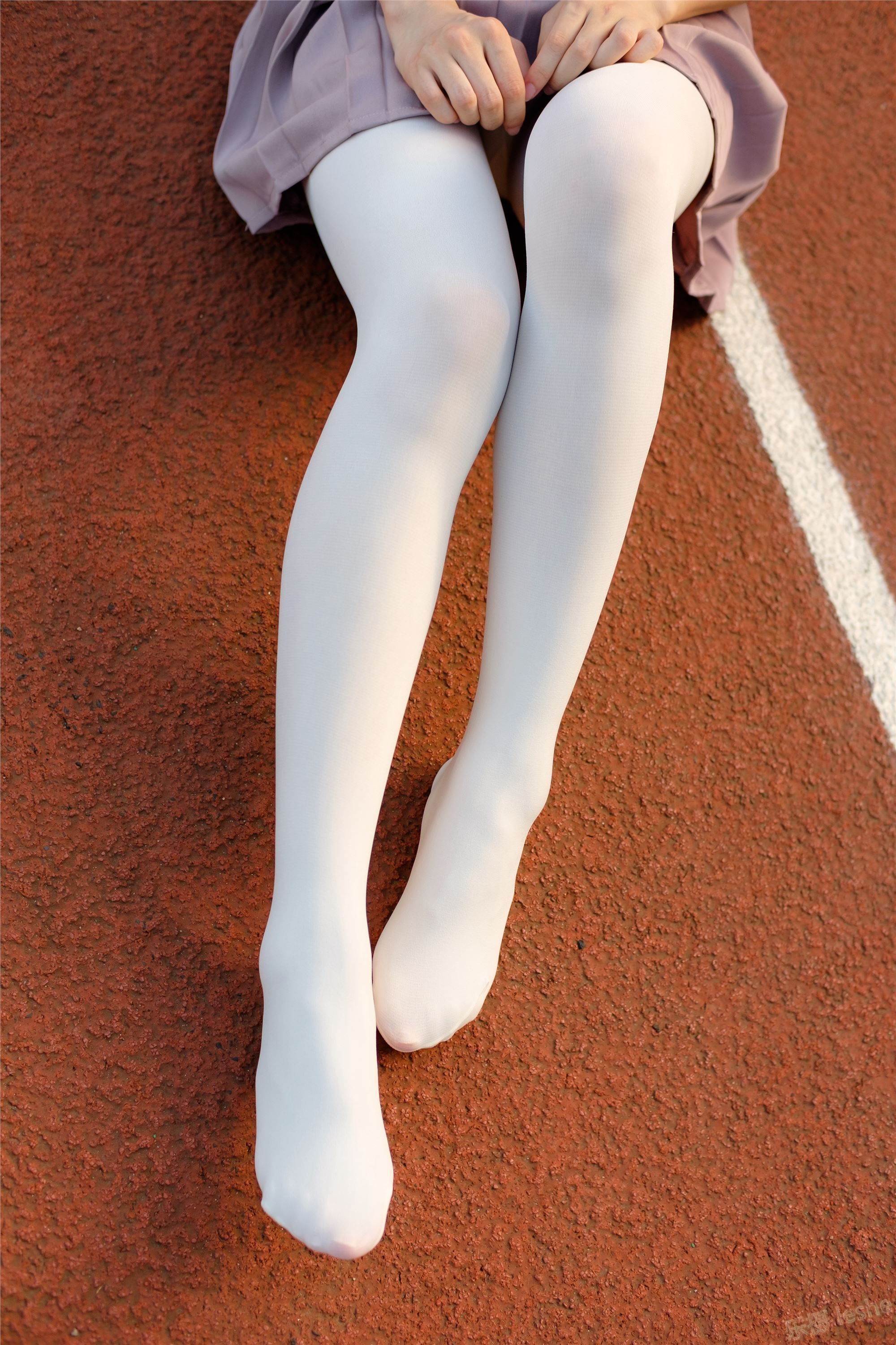 [森萝财团]萝莉丝足写真 R15-030 操场上的白丝