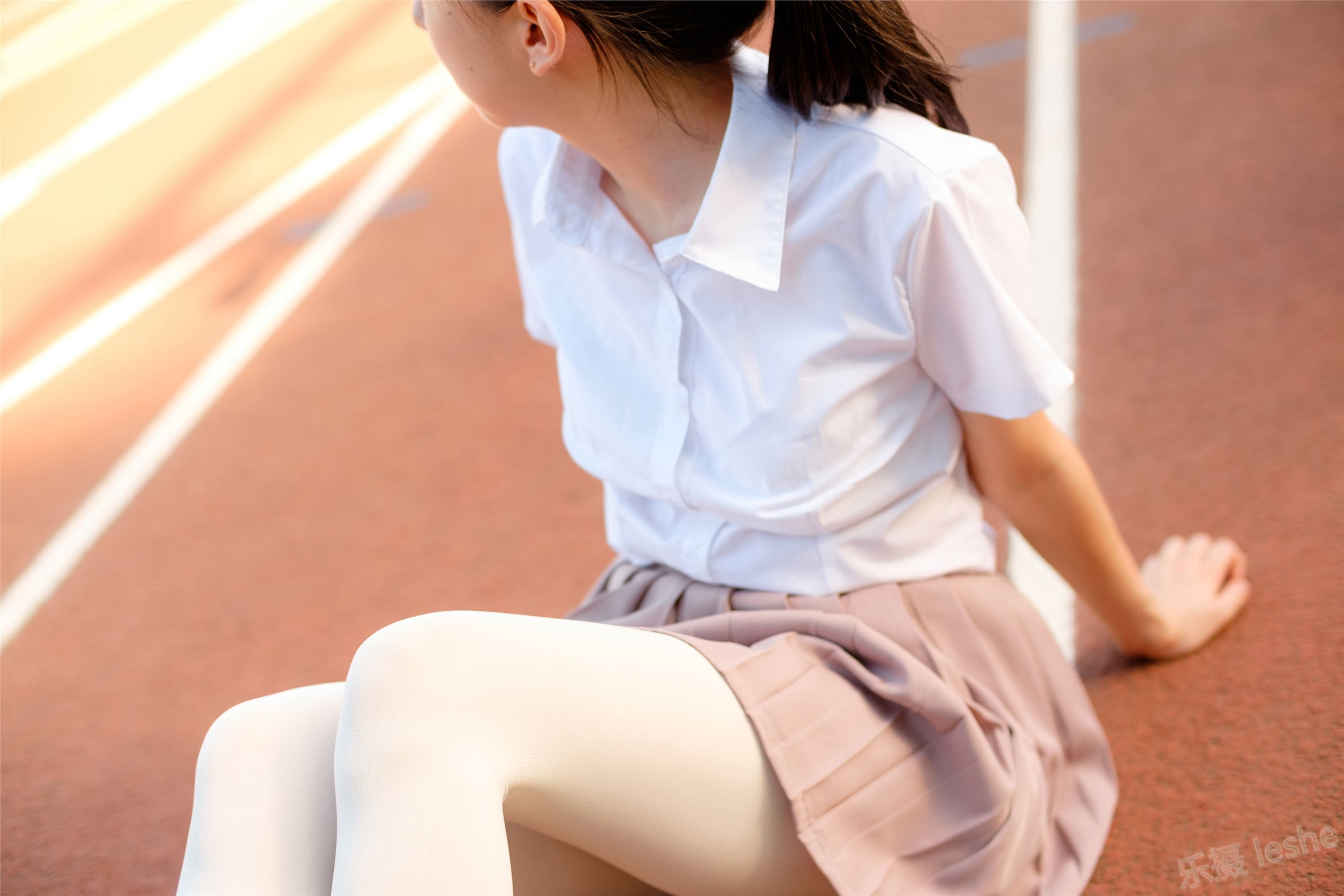 [森萝财团]萝莉丝足写真 R15-030 操场上的白丝