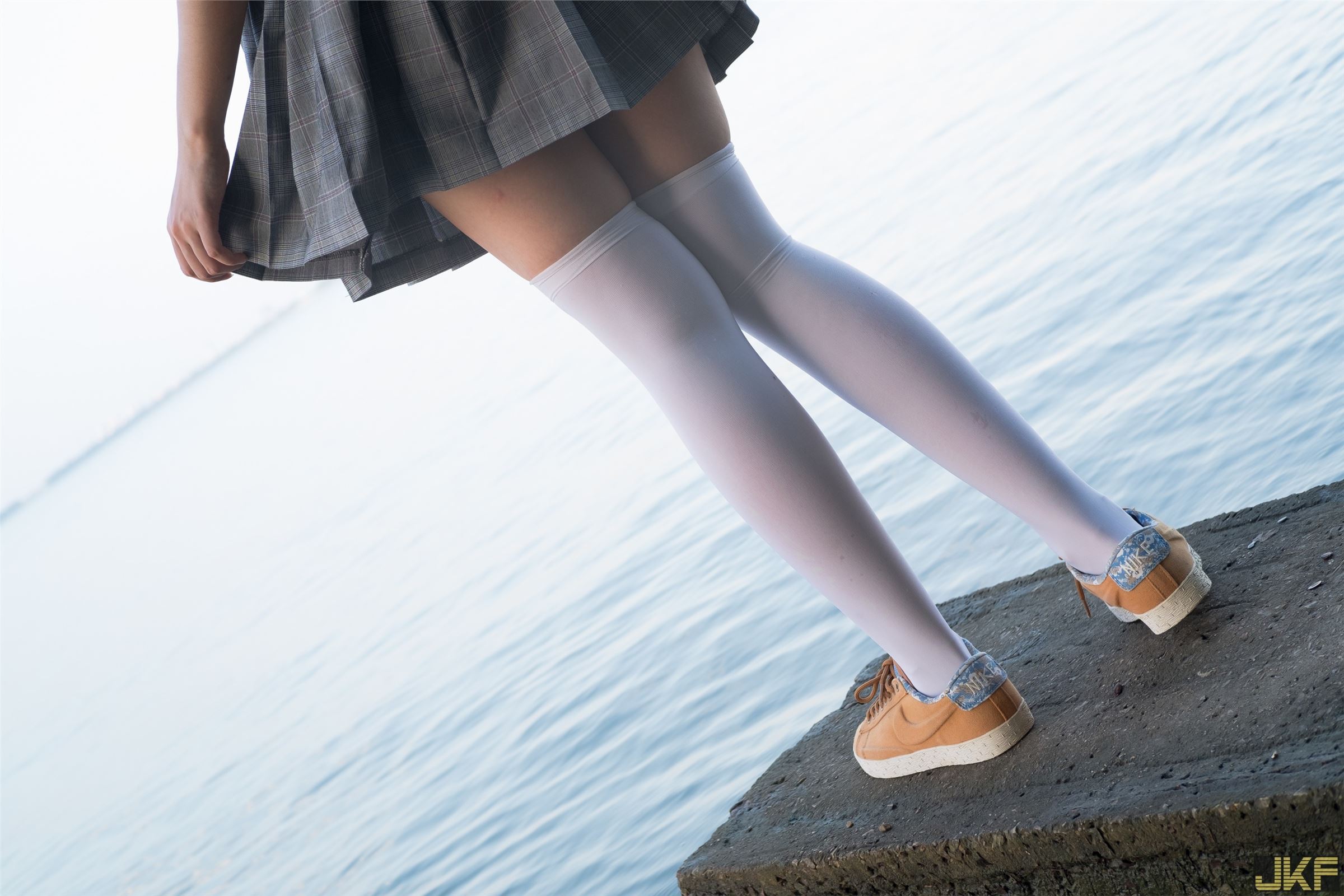 森萝财团写真 - [R15-032] 湖边戏水白丝