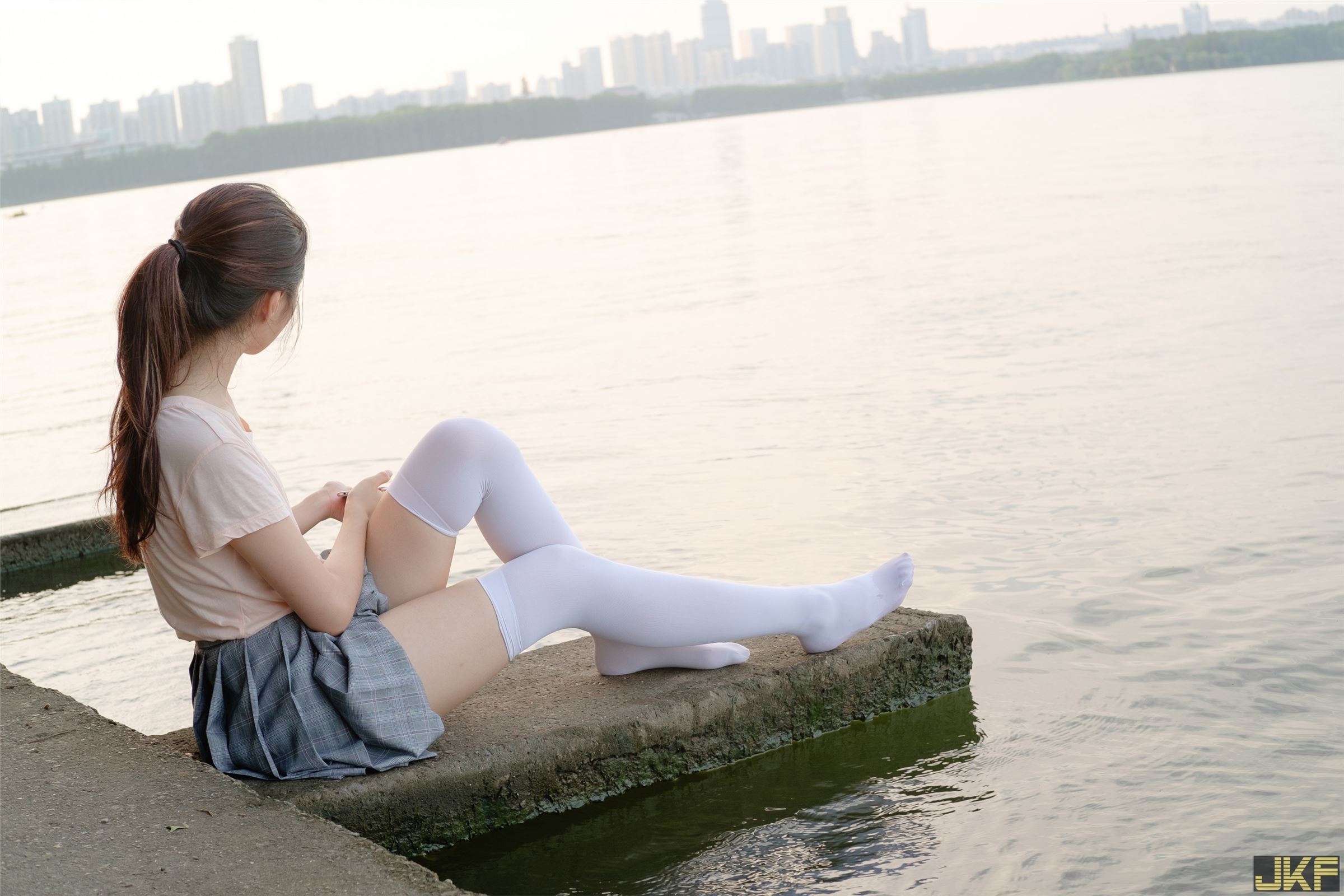 森萝财团写真 - [R15-032] 湖边戏水白丝