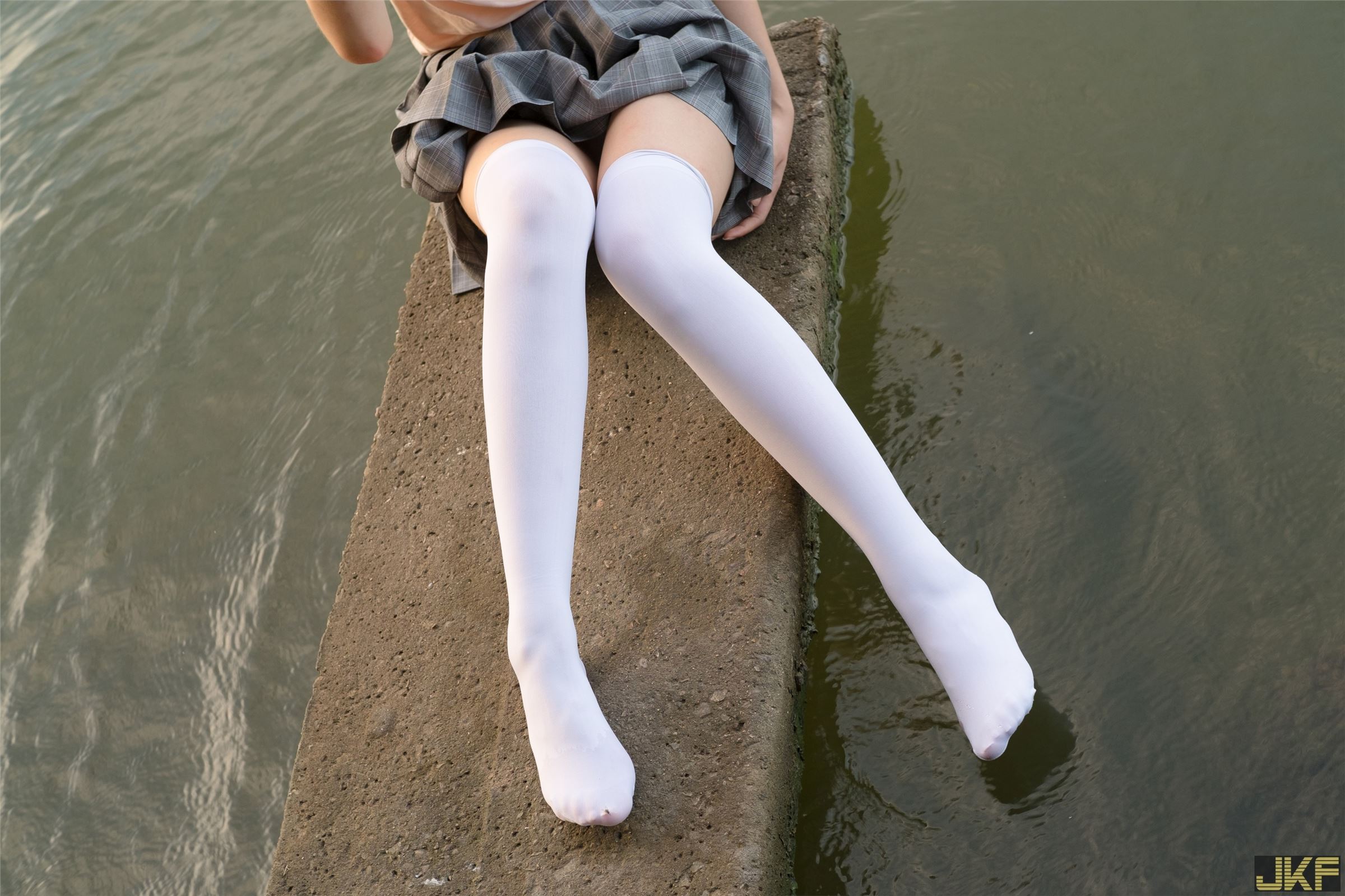 森萝财团写真 - [R15-032] 湖边戏水白丝