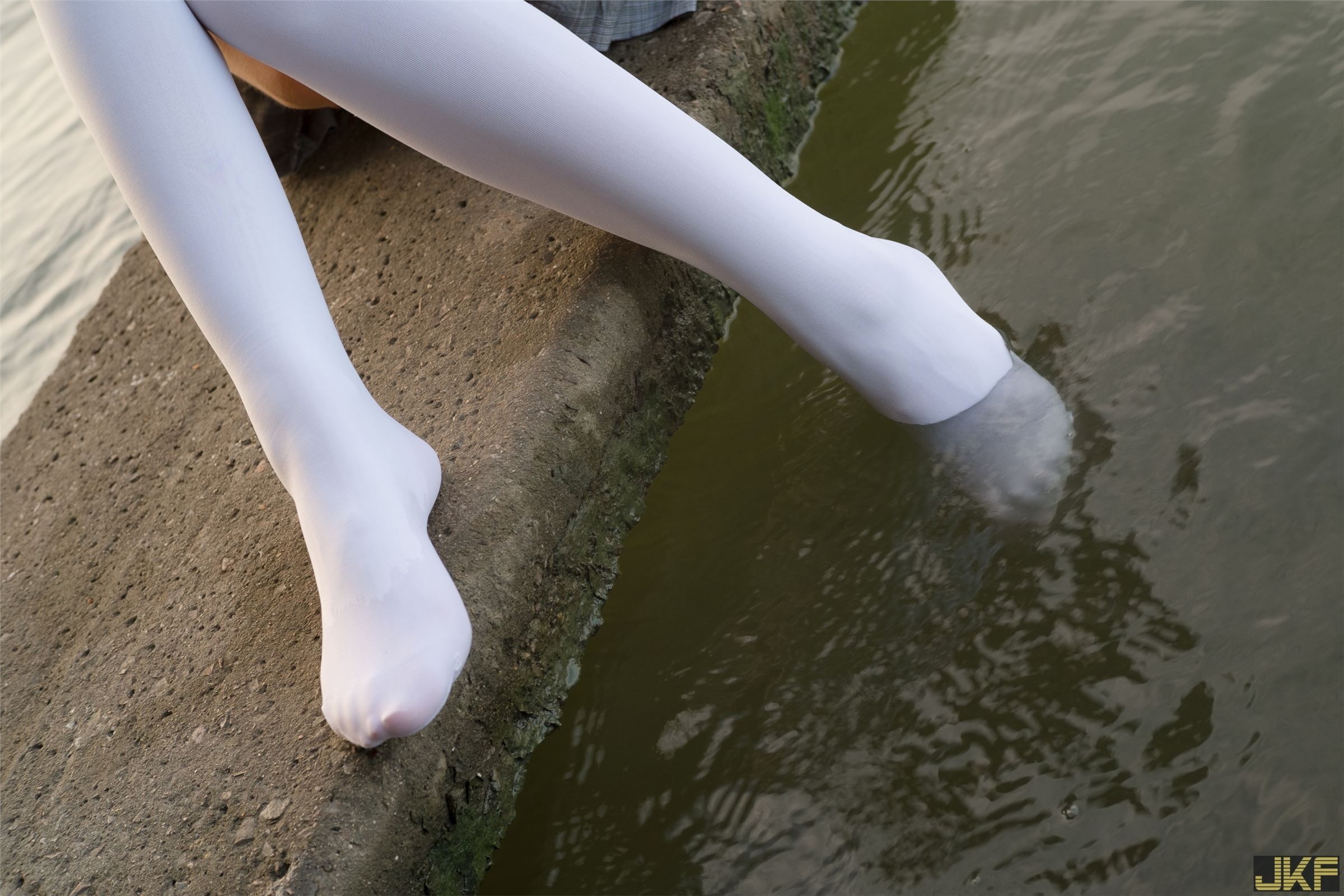 森萝财团写真 - [R15-032] 湖边戏水白丝