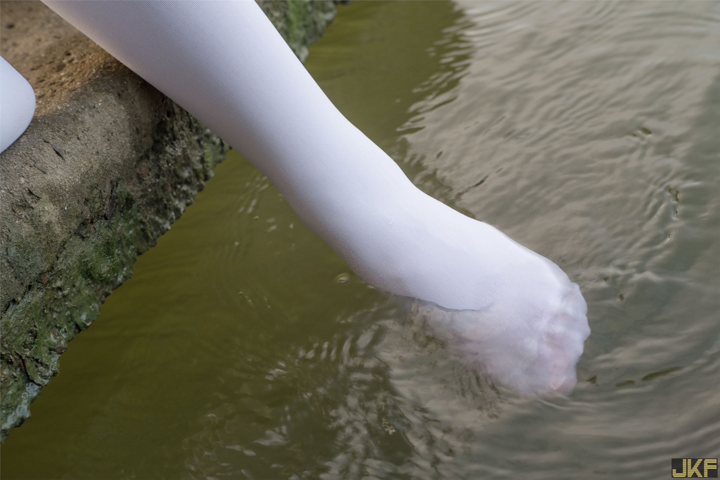 森萝财团写真 - [R15-032] 湖边戏水白丝