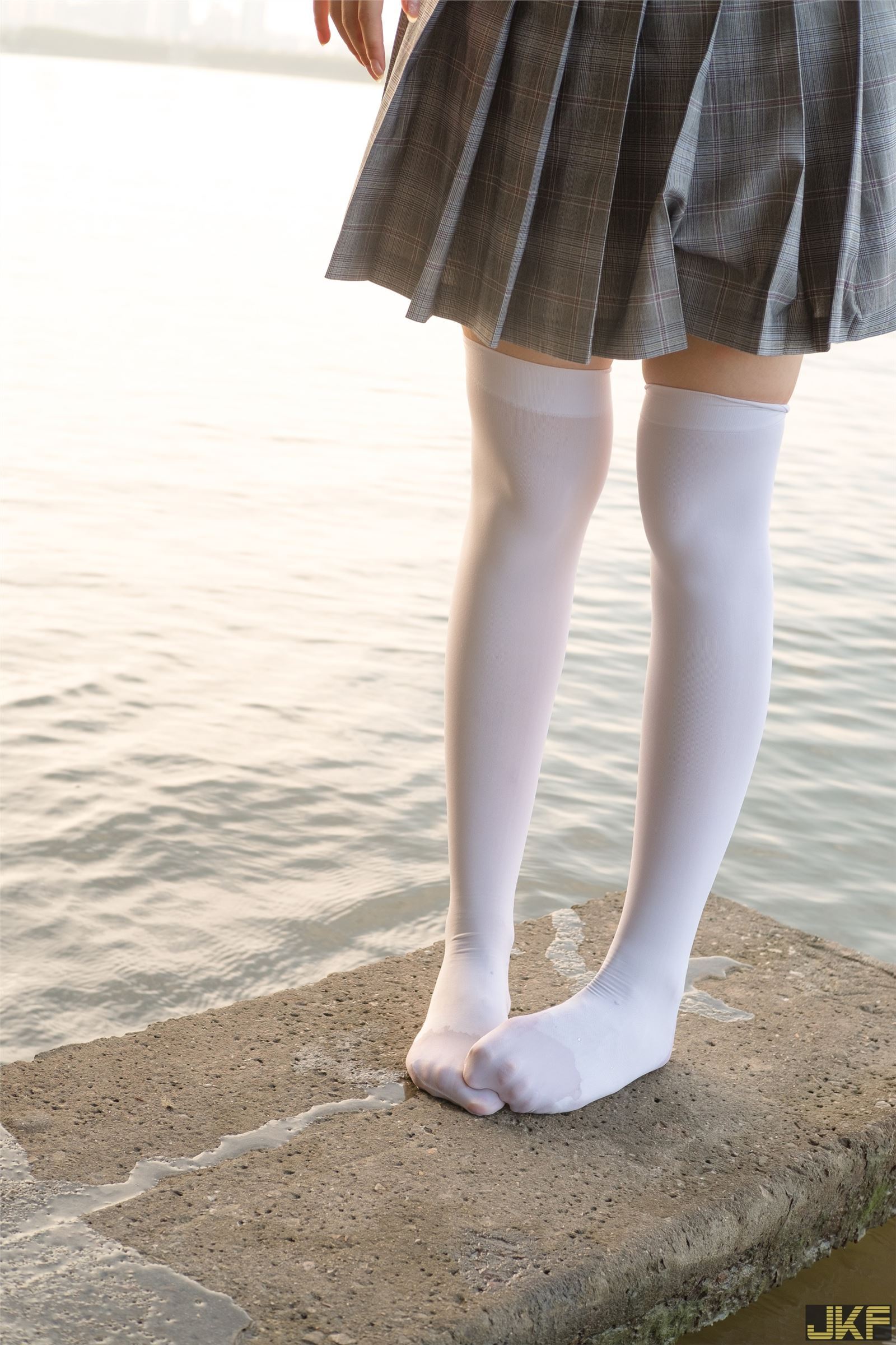 森萝财团写真 - [R15-032] 湖边戏水白丝