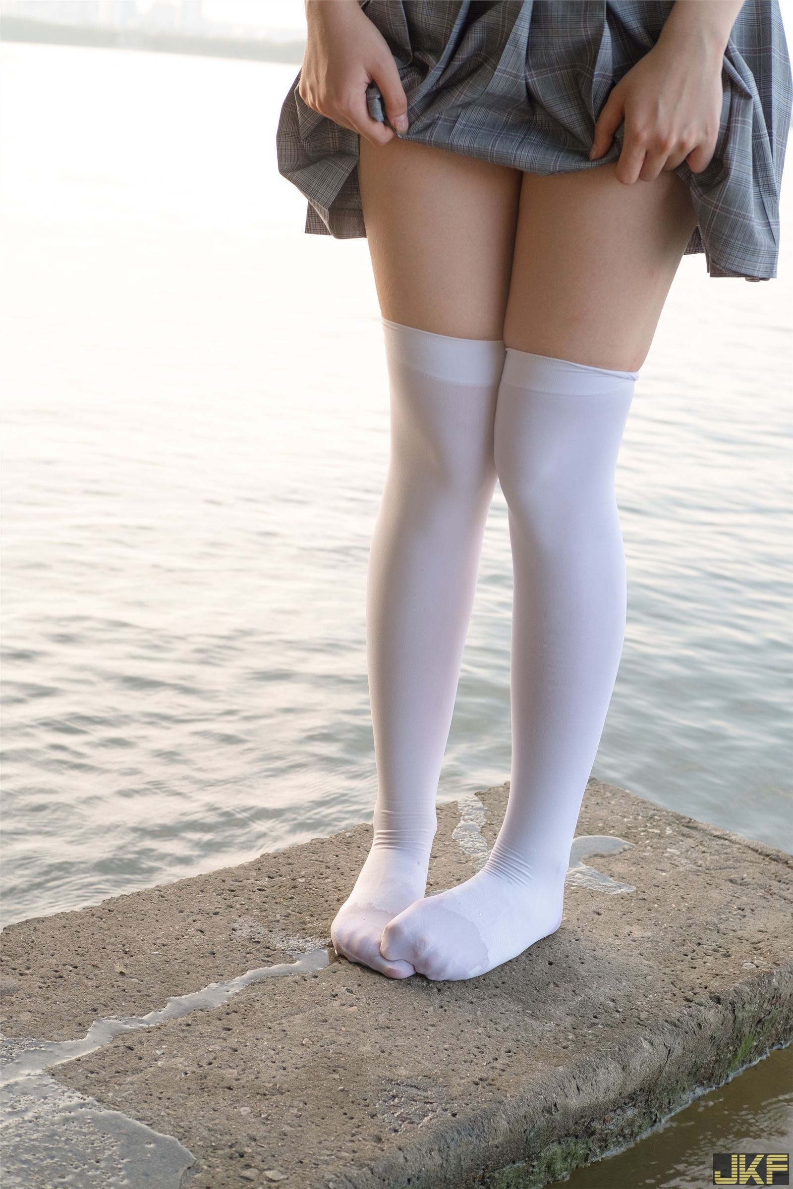 森萝财团写真 - [R15-032] 湖边戏水白丝