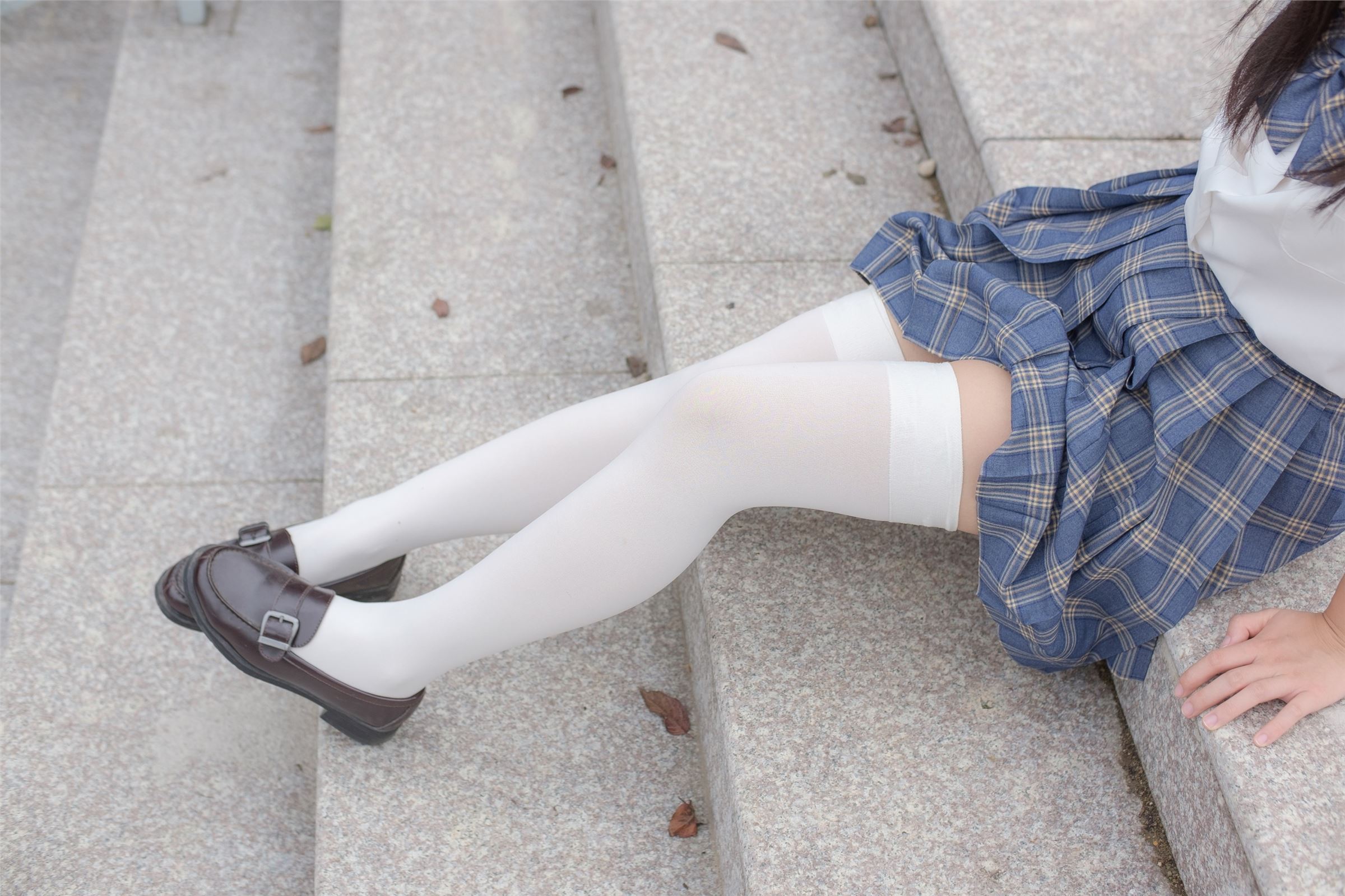 森萝财团写真 - [R15-039] 百褶裙白丝美足