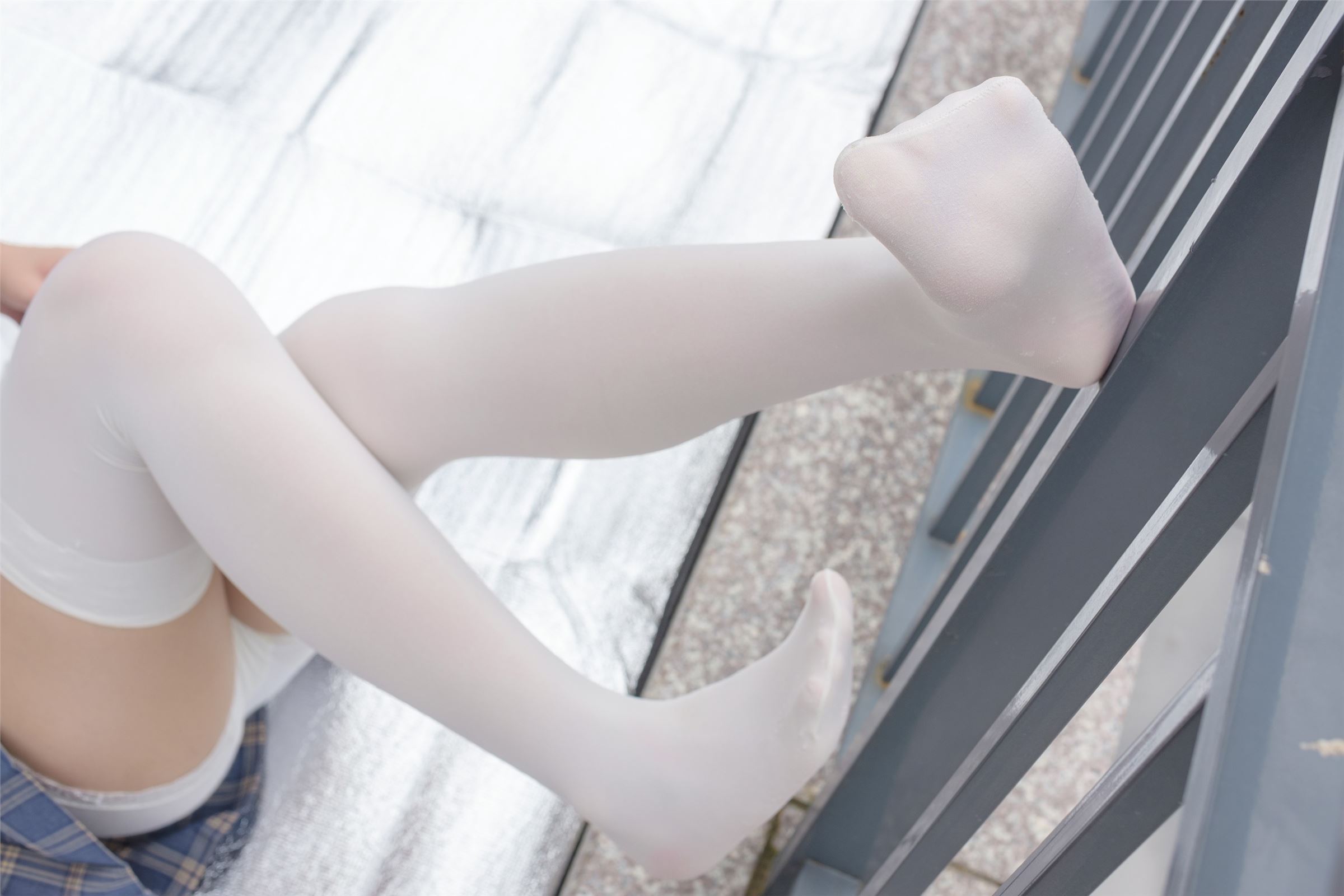 森萝财团写真 - [R15-039] 百褶裙白丝美足