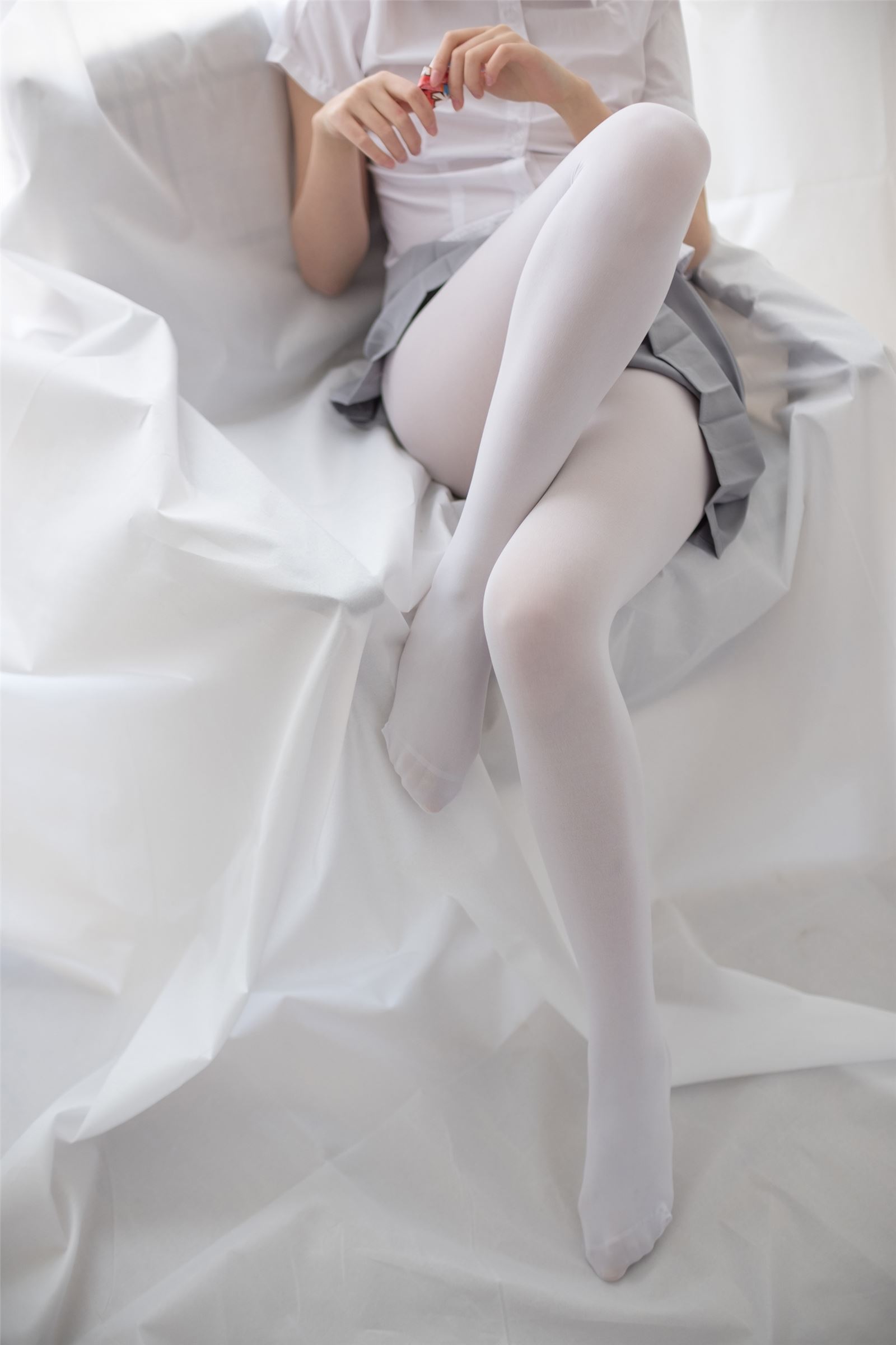 森萝财团写真 - [R15-045] 白丝学妹休憩空间