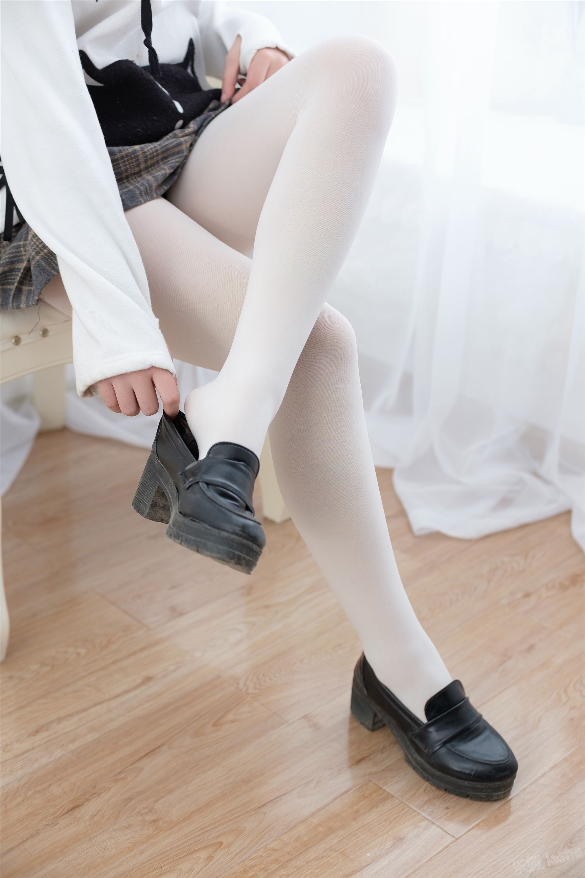 [森萝财团]萝莉丝足写真 R15-050 黑白少女