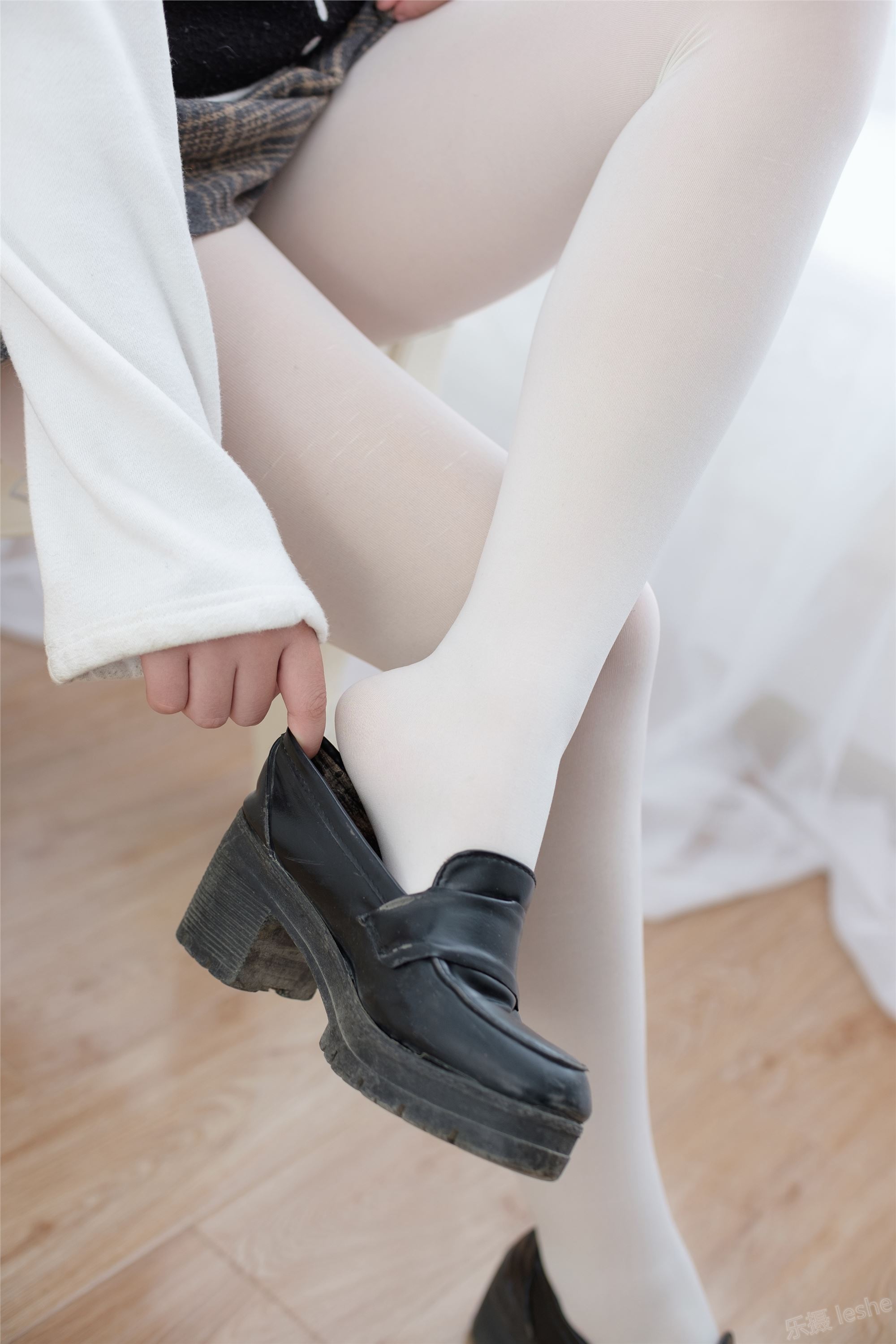 [森萝财团]萝莉丝足写真 R15-050 黑白少女