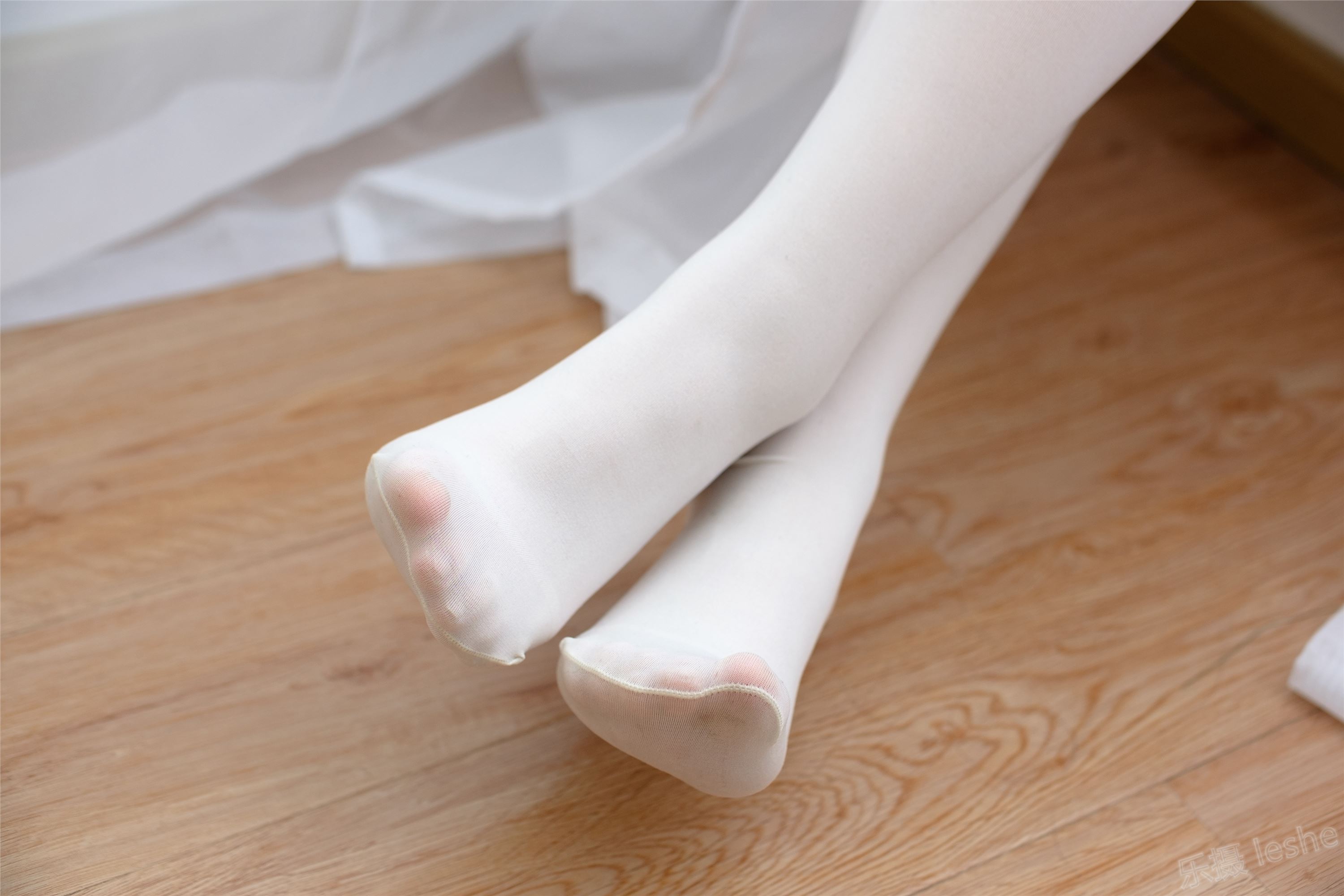 [森萝财团]萝莉丝足写真 R15-050 黑白少女