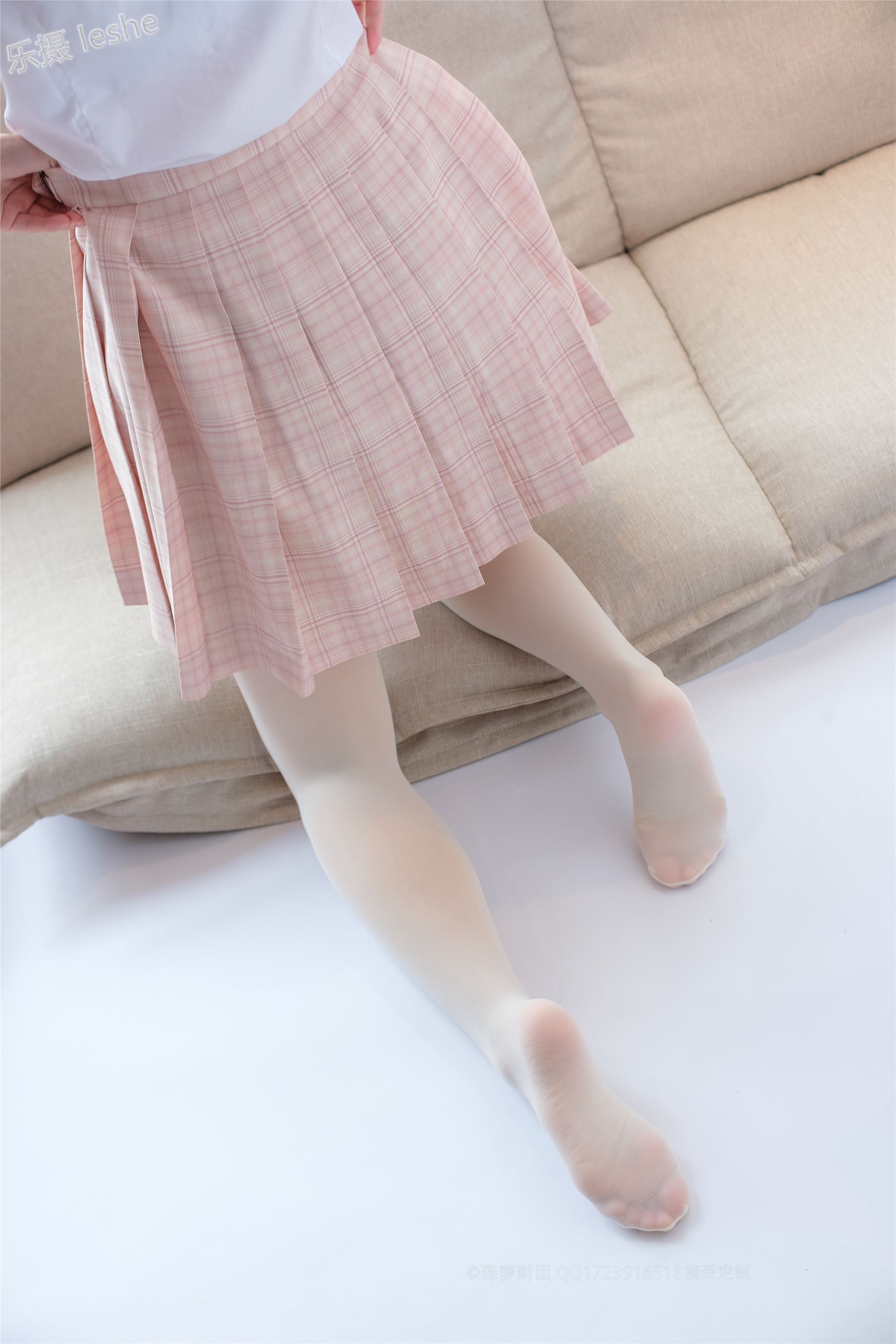 [森萝财团]萝莉丝足写真 SSR-012 30D奶白超滑丝袜