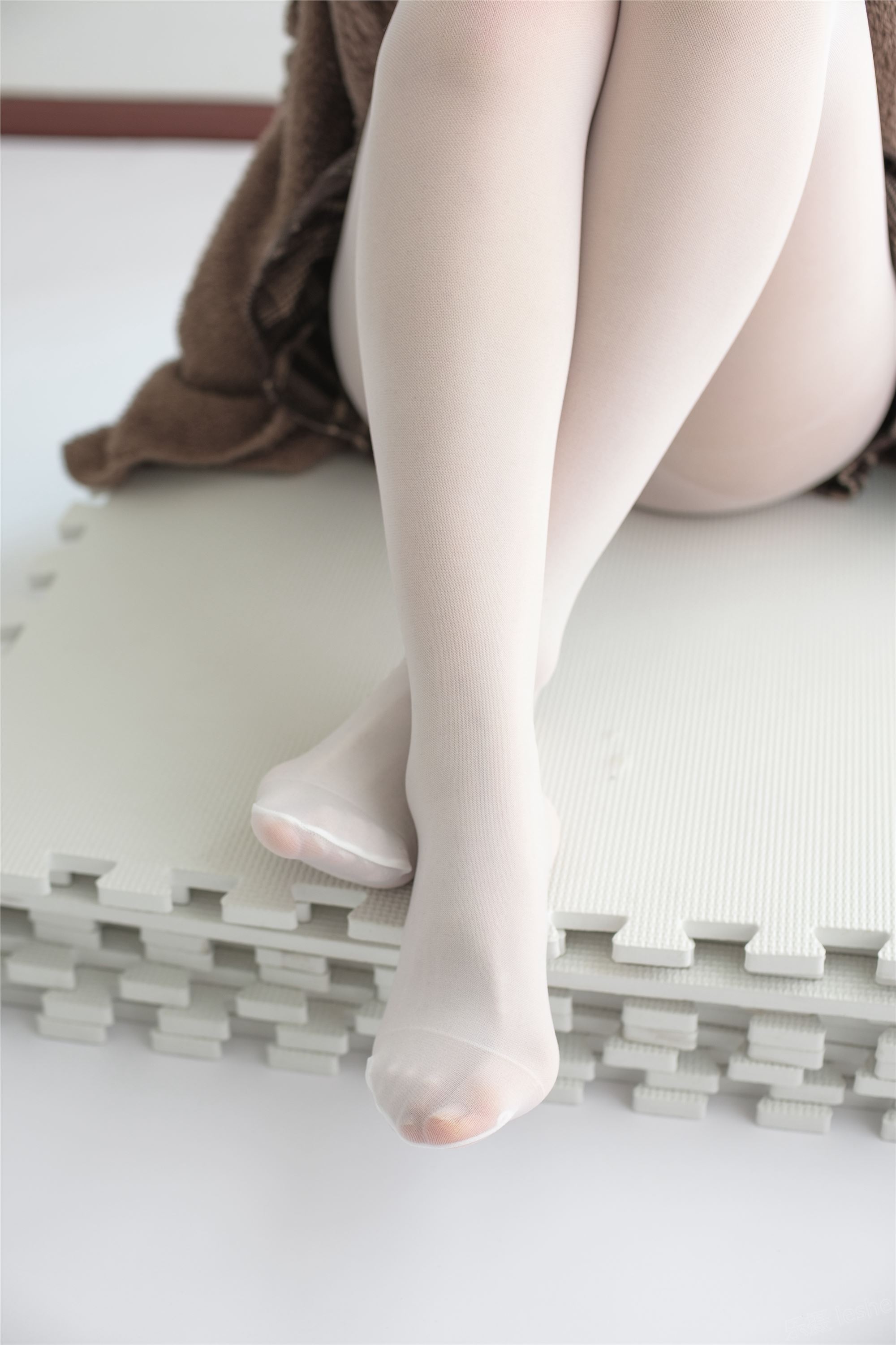 [森萝财团]萝莉丝足写真 X-006 忧郁白丝