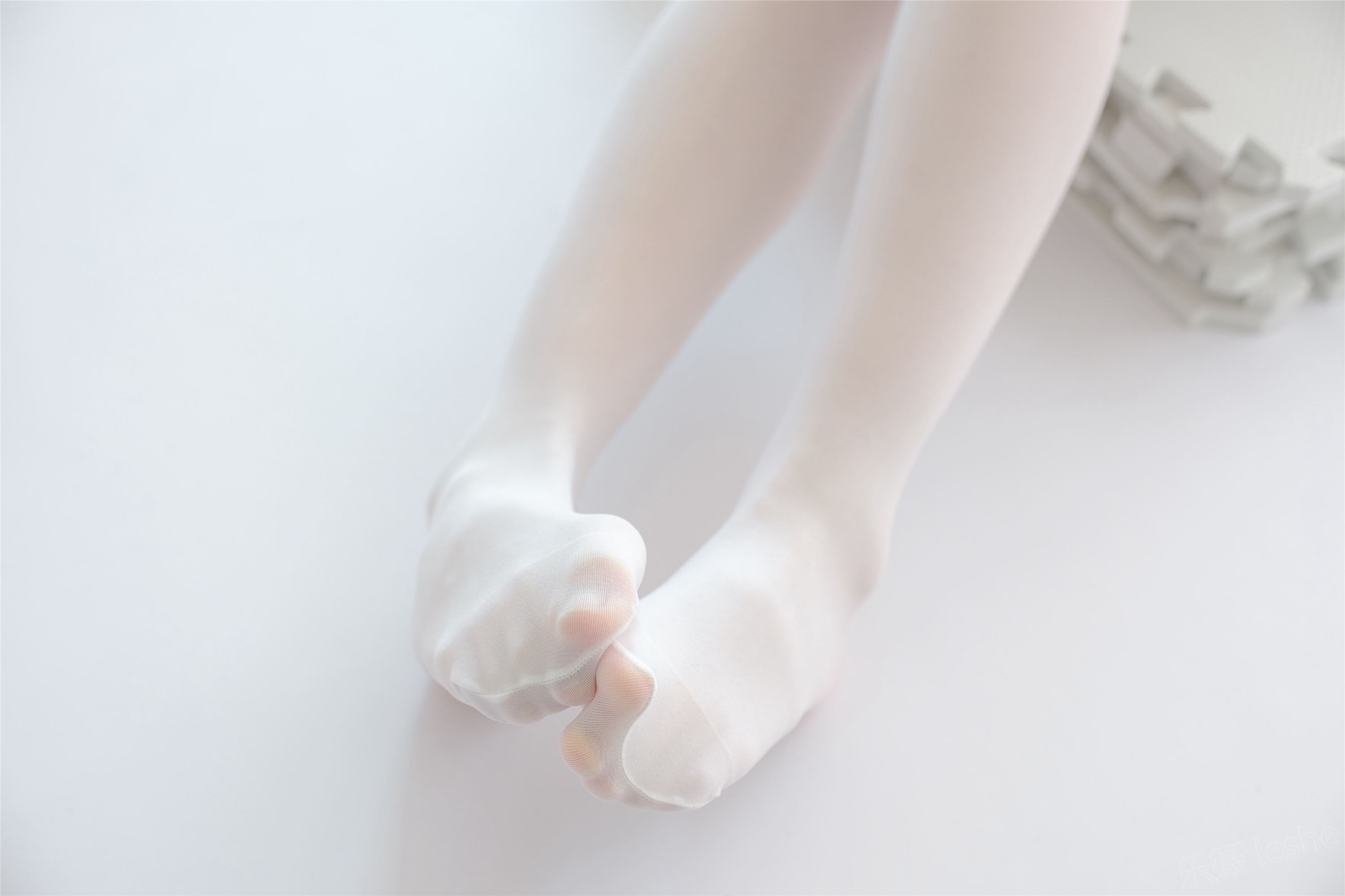 [森萝财团]萝莉丝足写真 X-006 忧郁白丝