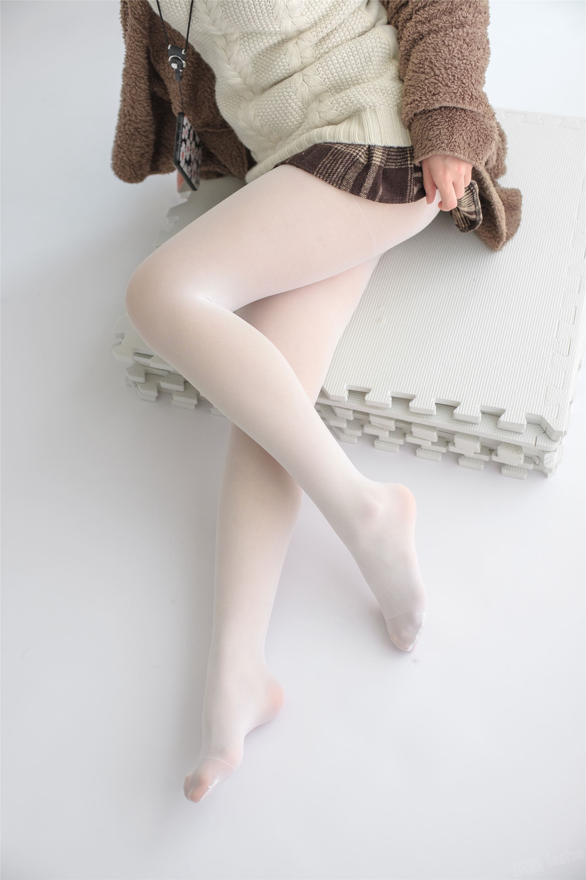 [森萝财团]萝莉丝足写真 X-006 忧郁白丝