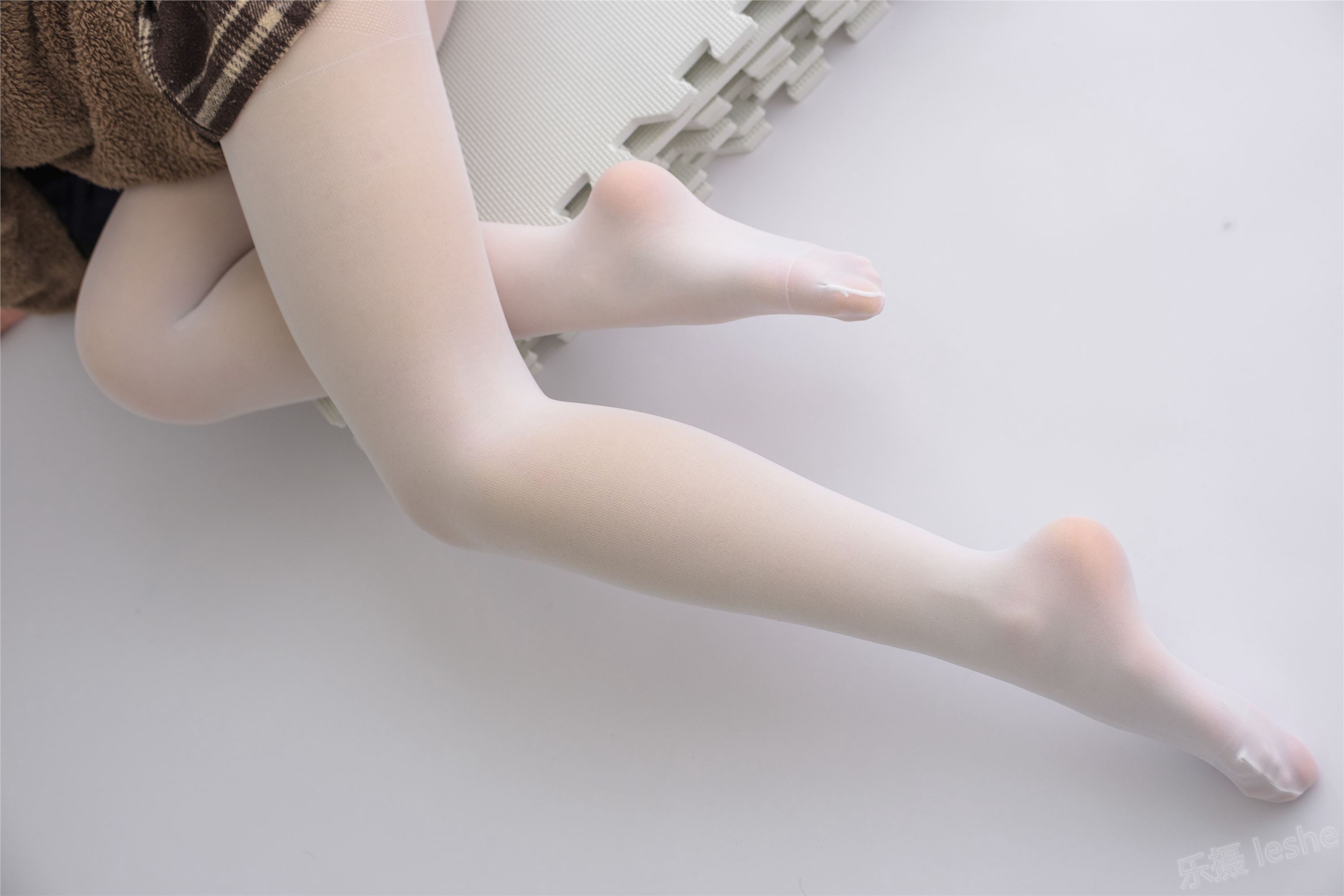 [森萝财团]萝莉丝足写真 X-006 忧郁白丝