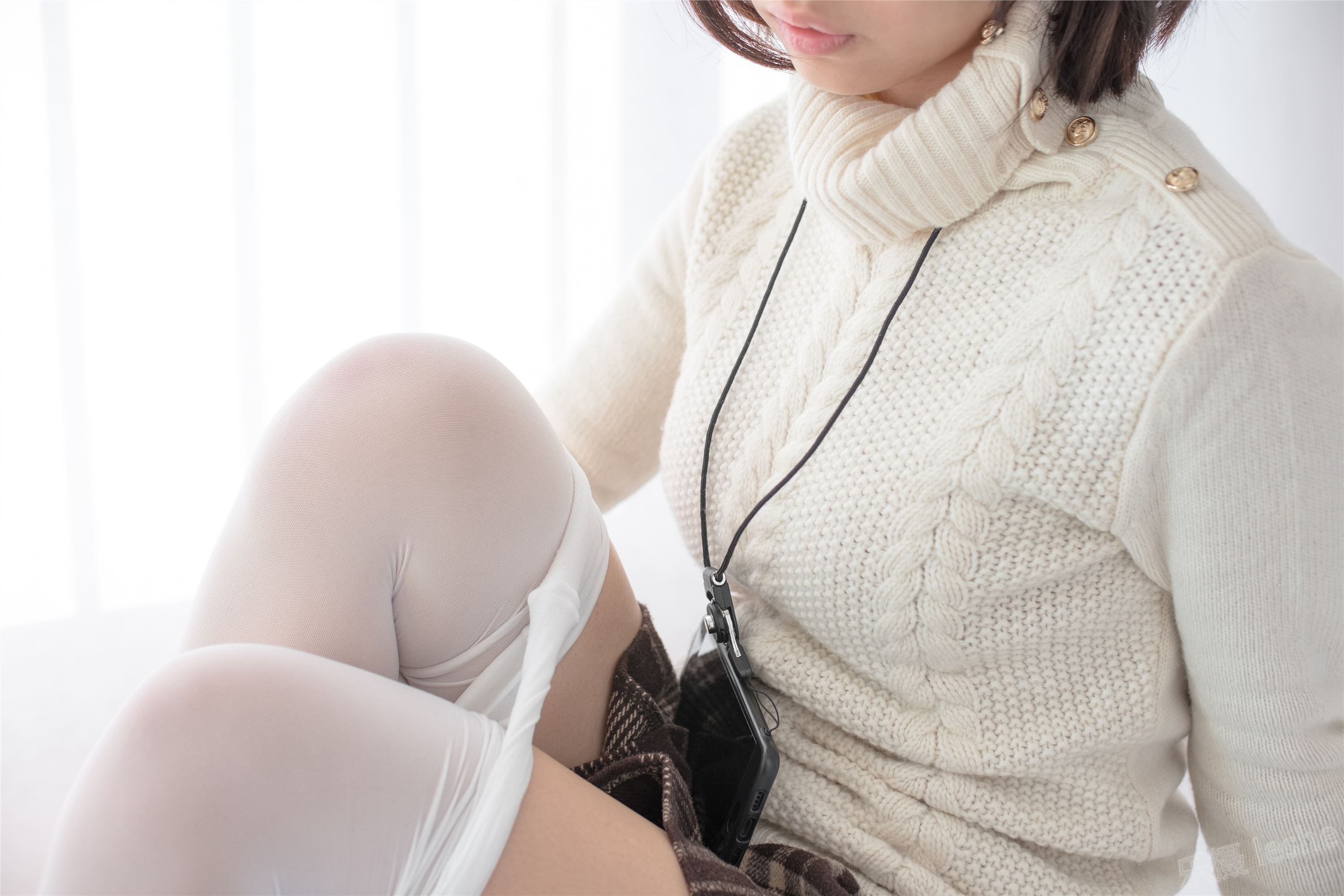 [森萝财团]萝莉丝足写真 X-006 忧郁白丝