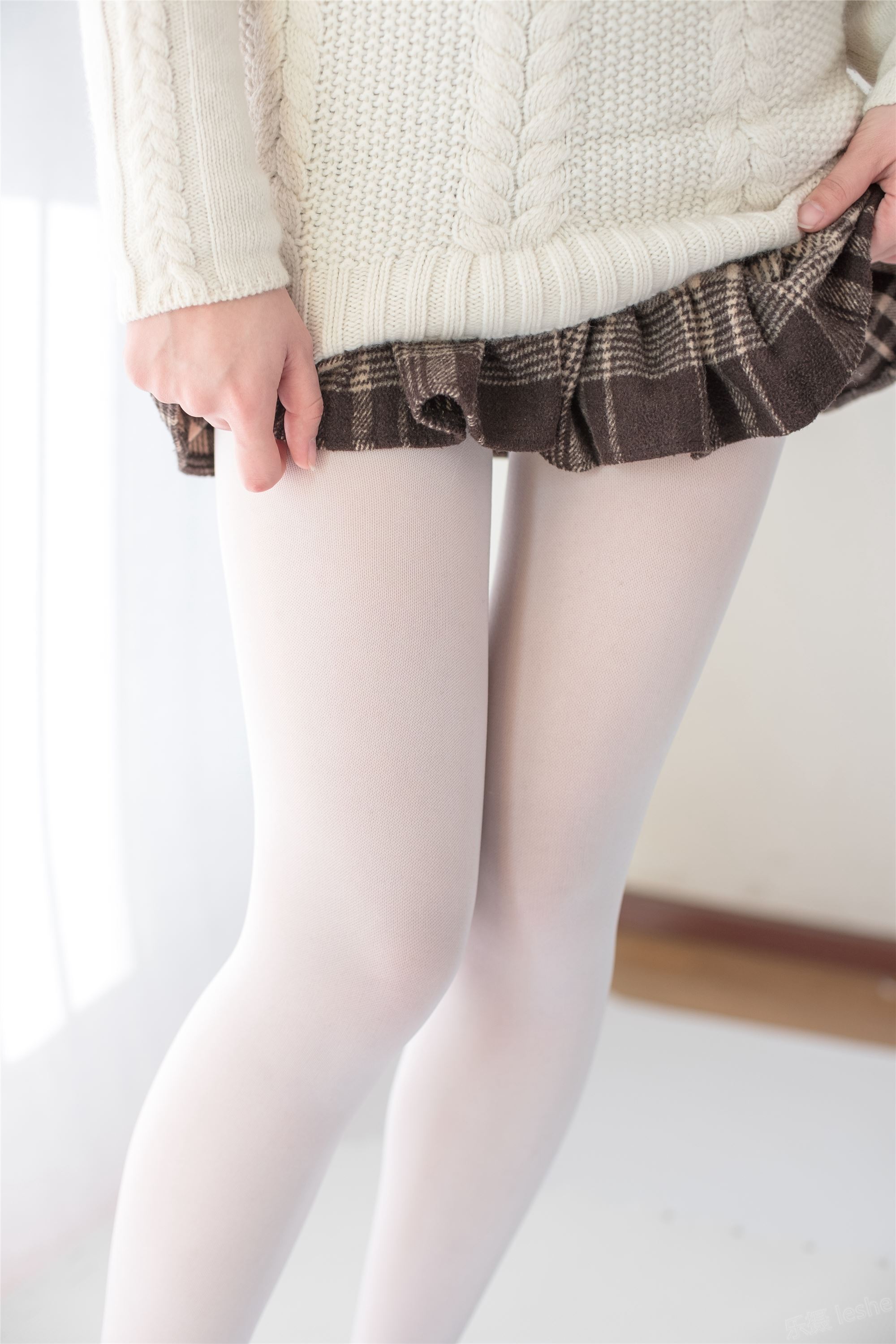 [森萝财团]萝莉丝足写真 X-006 忧郁白丝