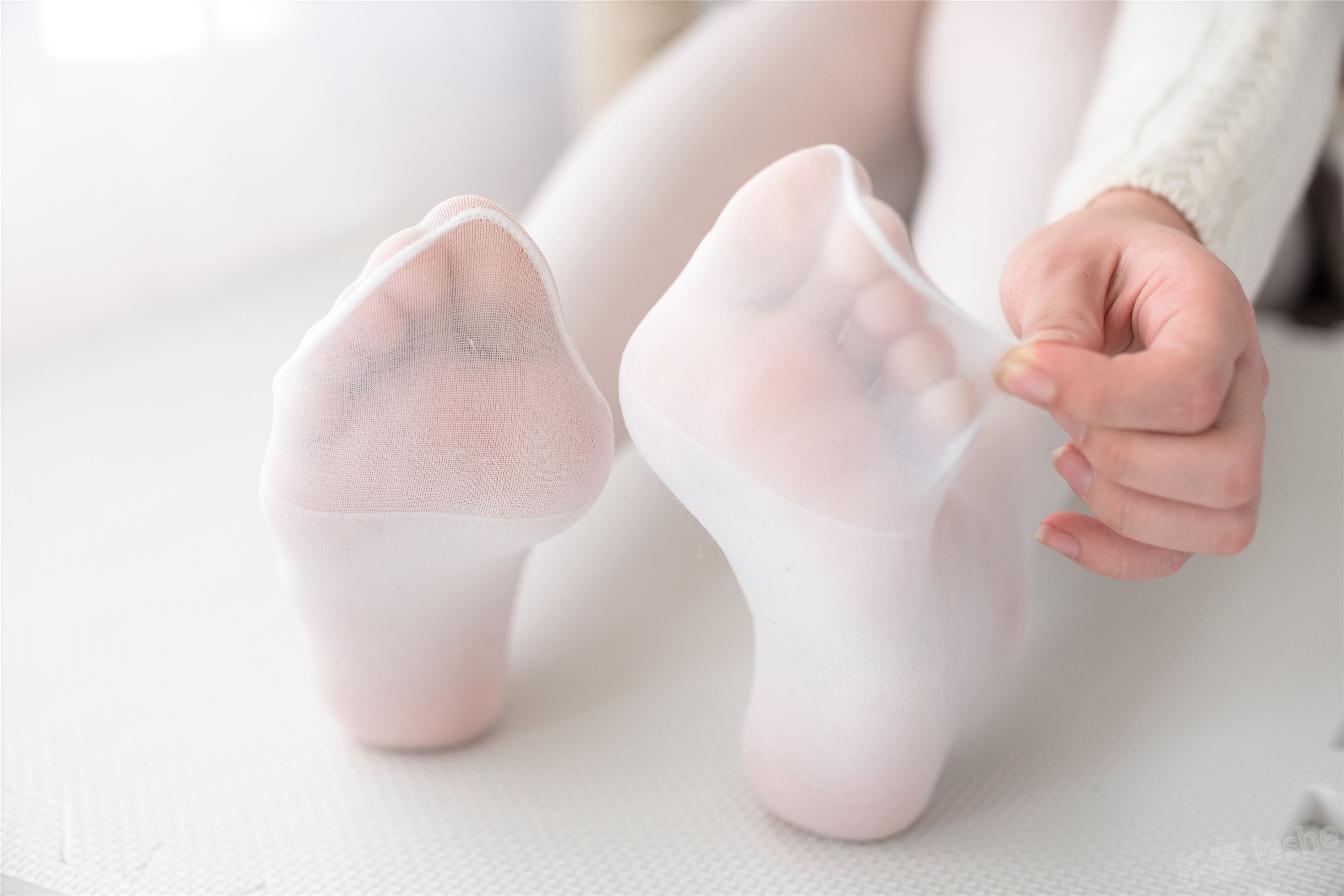 [森萝财团]萝莉丝足写真 X-006 忧郁白丝