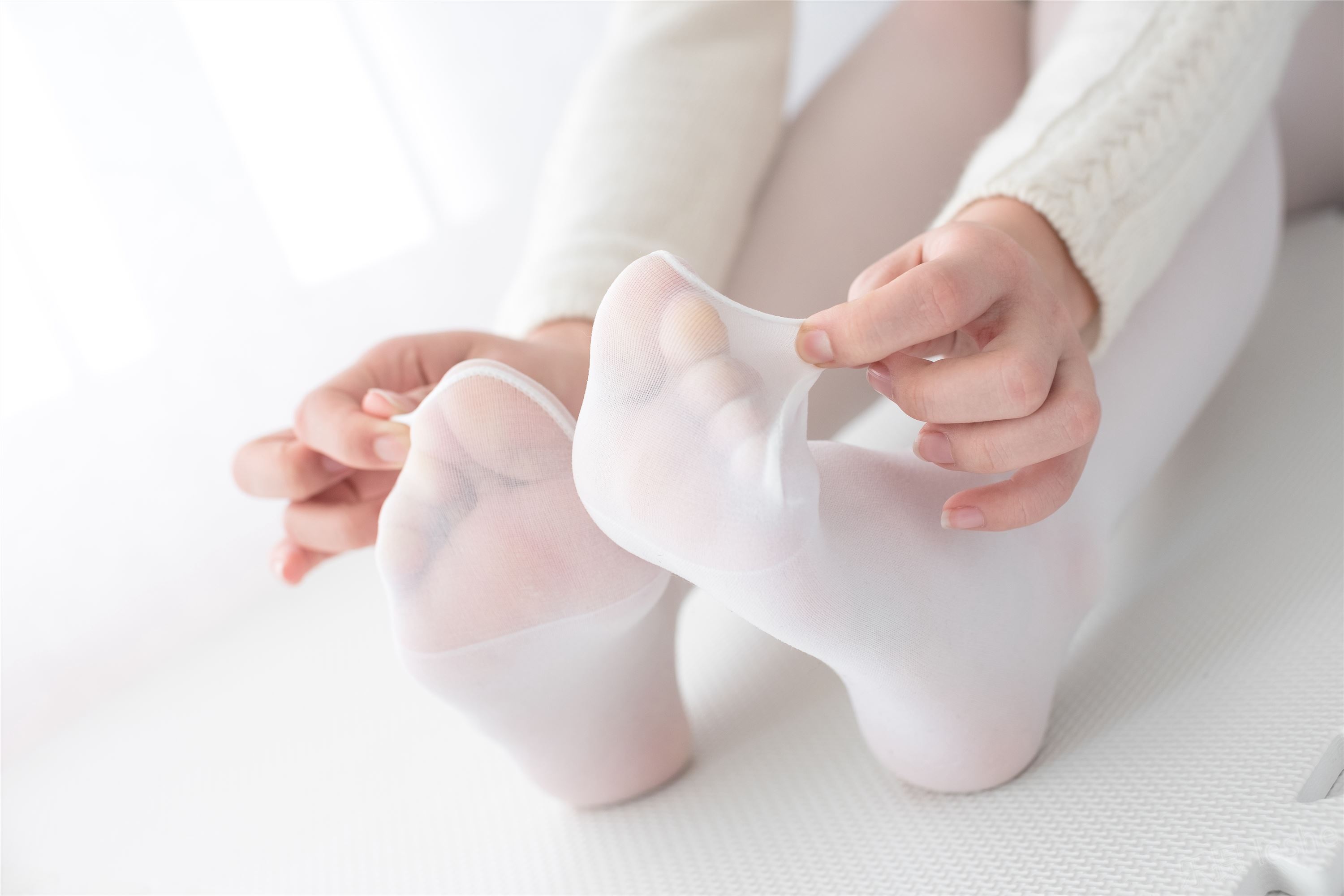 [森萝财团]萝莉丝足写真 X-006 忧郁白丝